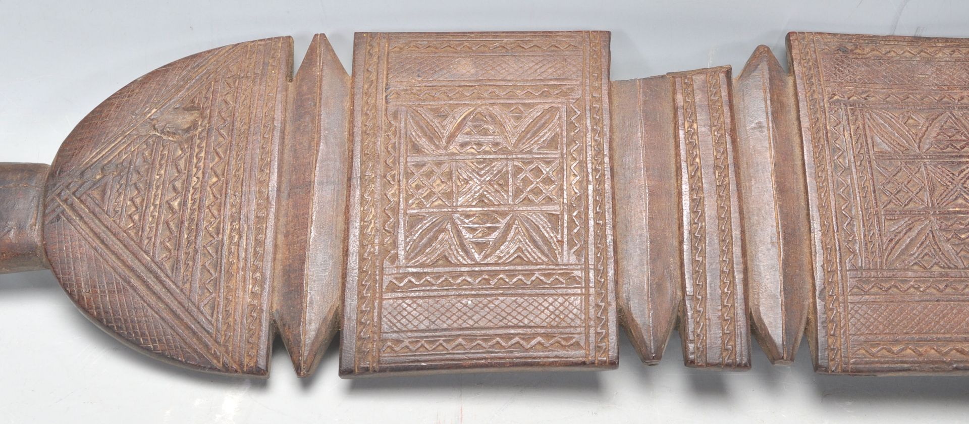 Two North African Tuareg tent posts having intricately carved flat panels to the front with - Bild 3 aus 20