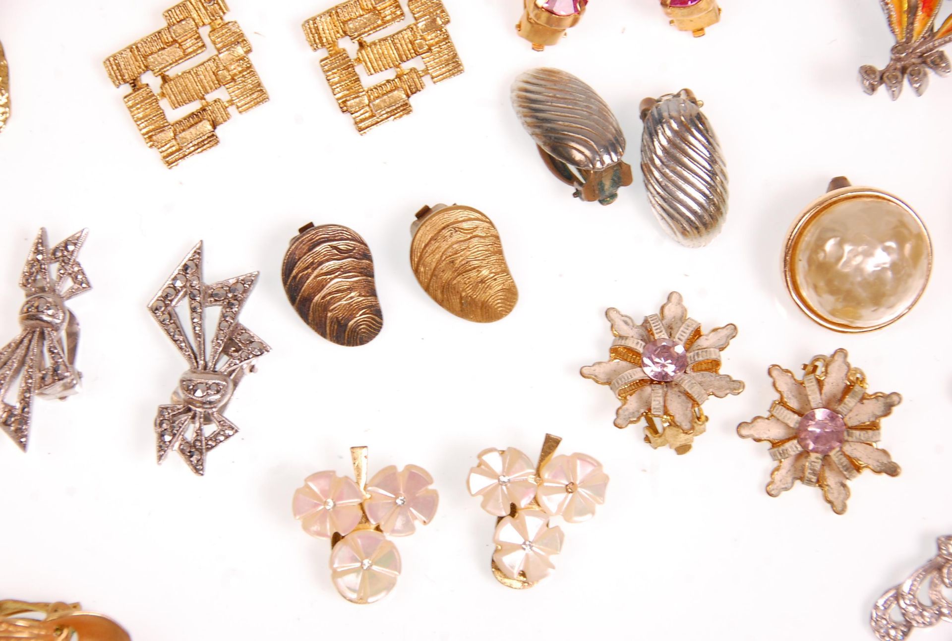 A collection of sixteen vintage ladies clip on earrings to include marcasite examples, enamelled - Bild 5 aus 8