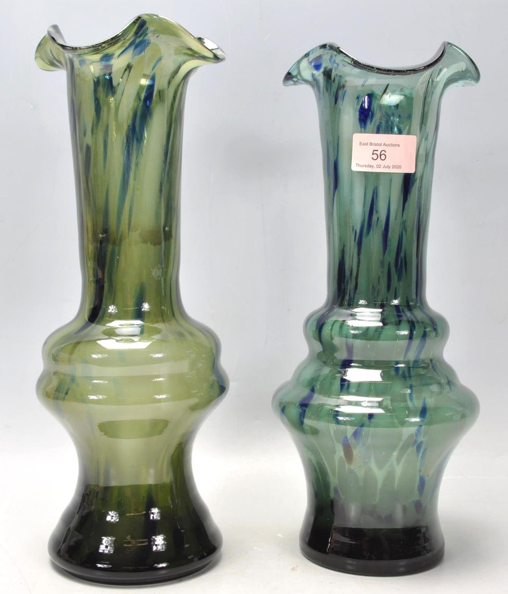 A pair of 20th Century vintage retro studio art spatter glass vases in a blue and green colourway - Bild 4 aus 7