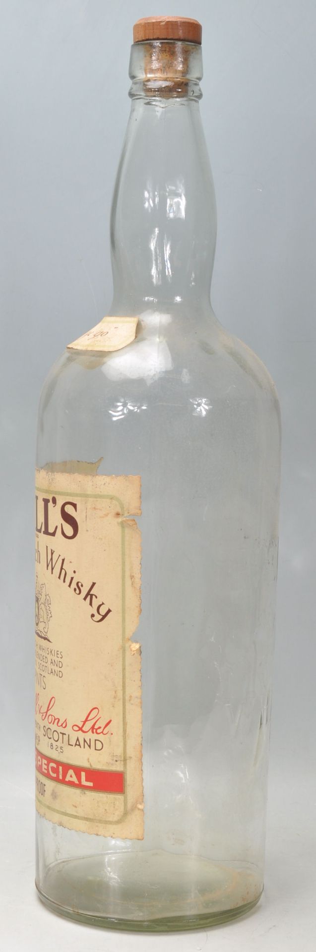 A large vintage advertising Bell's Old Scotch Whisky bottle. - Bild 4 aus 6