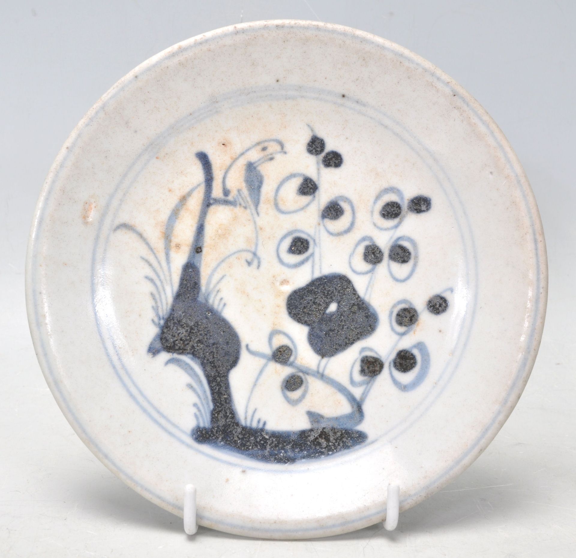 An 18th Century Japanese blue and white small plate having hand painted decoration of a perched bird - Bild 2 aus 11