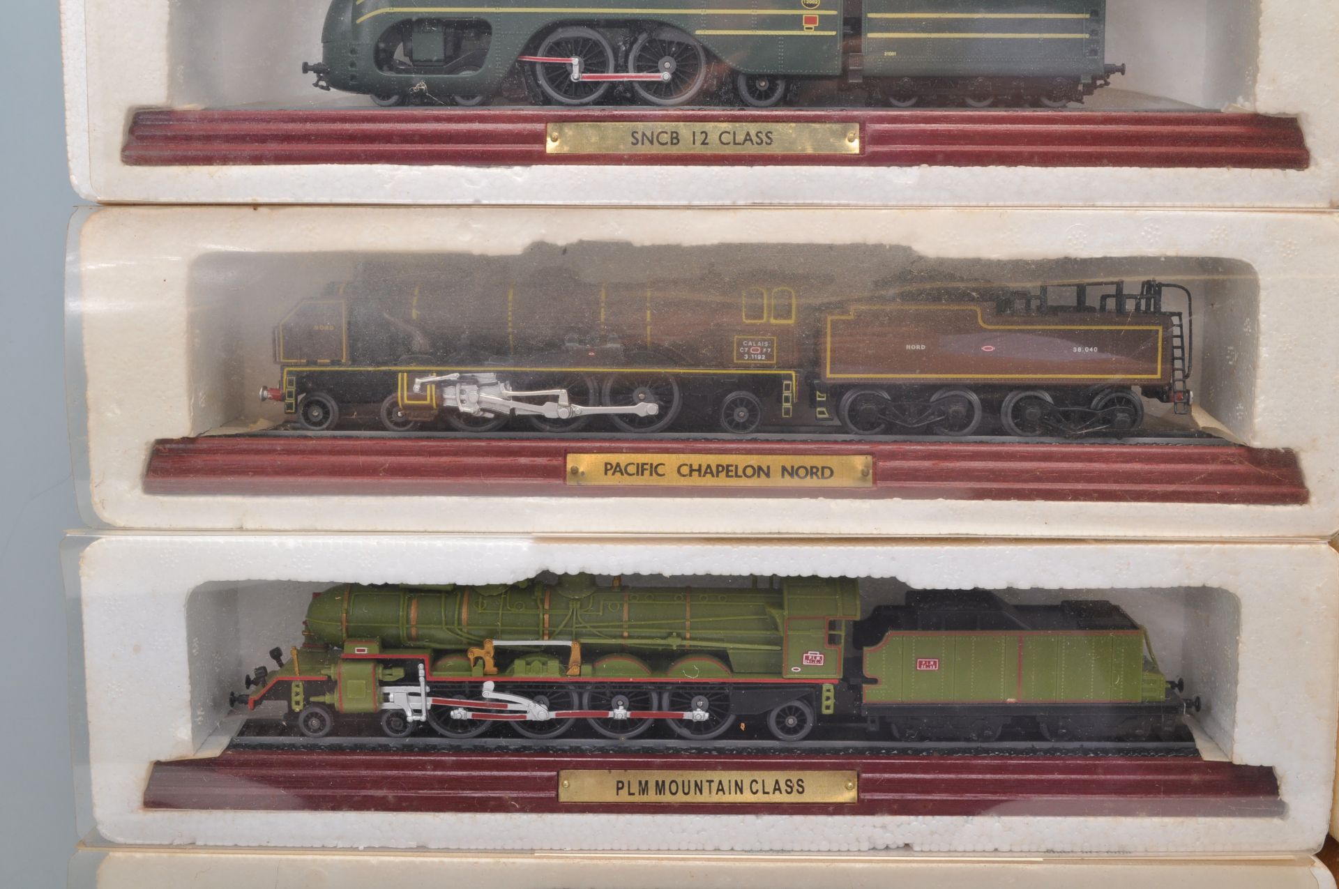 A group of twelve boxed 00 Gauge model trains on wooden plinth bases to include The Flying Scotsman, - Bild 3 aus 7