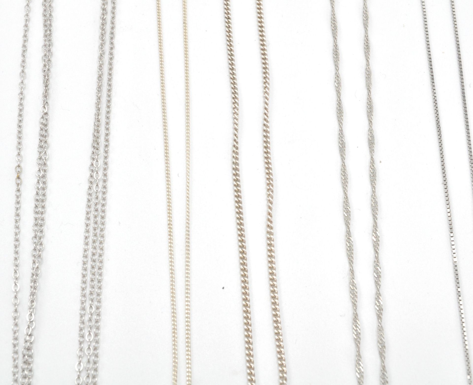 A collection of silver necklace chains to include examples with key pendant, three sting silver - Bild 3 aus 7