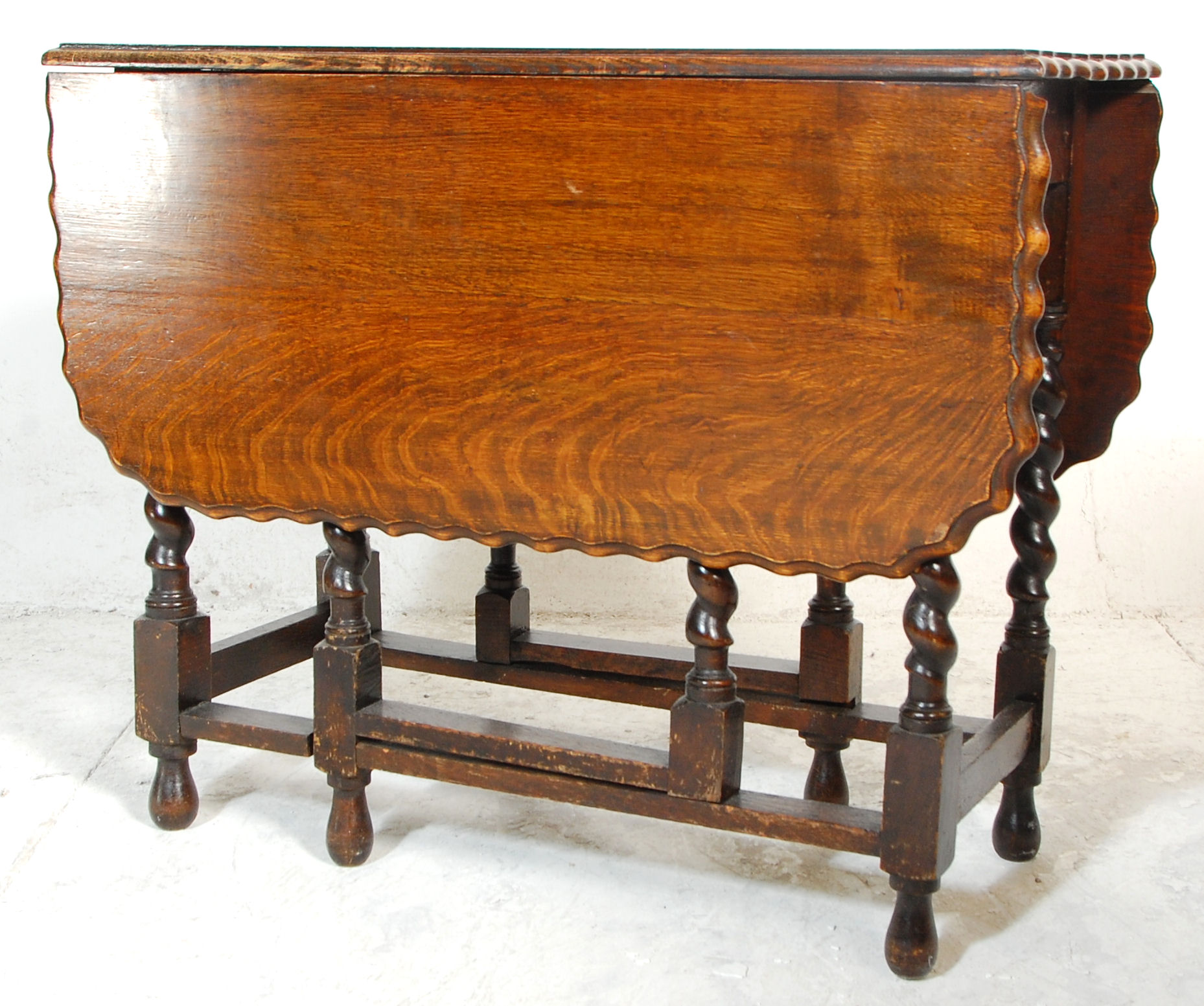 A good early 20th Century oak pie crust barley twist gate leg dining table of rectangular form - Image 4 of 15