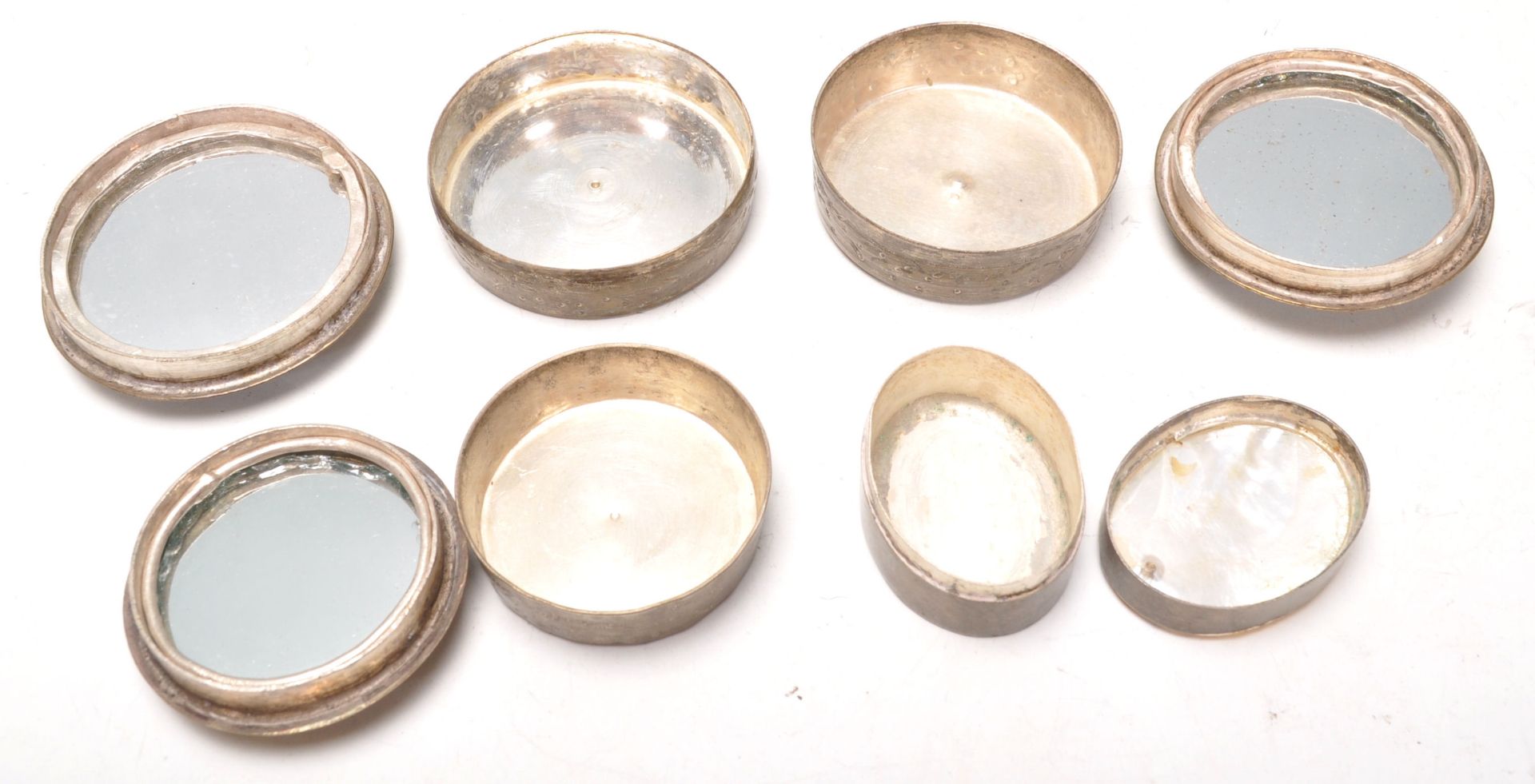 A group of early 20th Century vintage white brass Chinese compacts / trinket pots, three of - Bild 7 aus 7