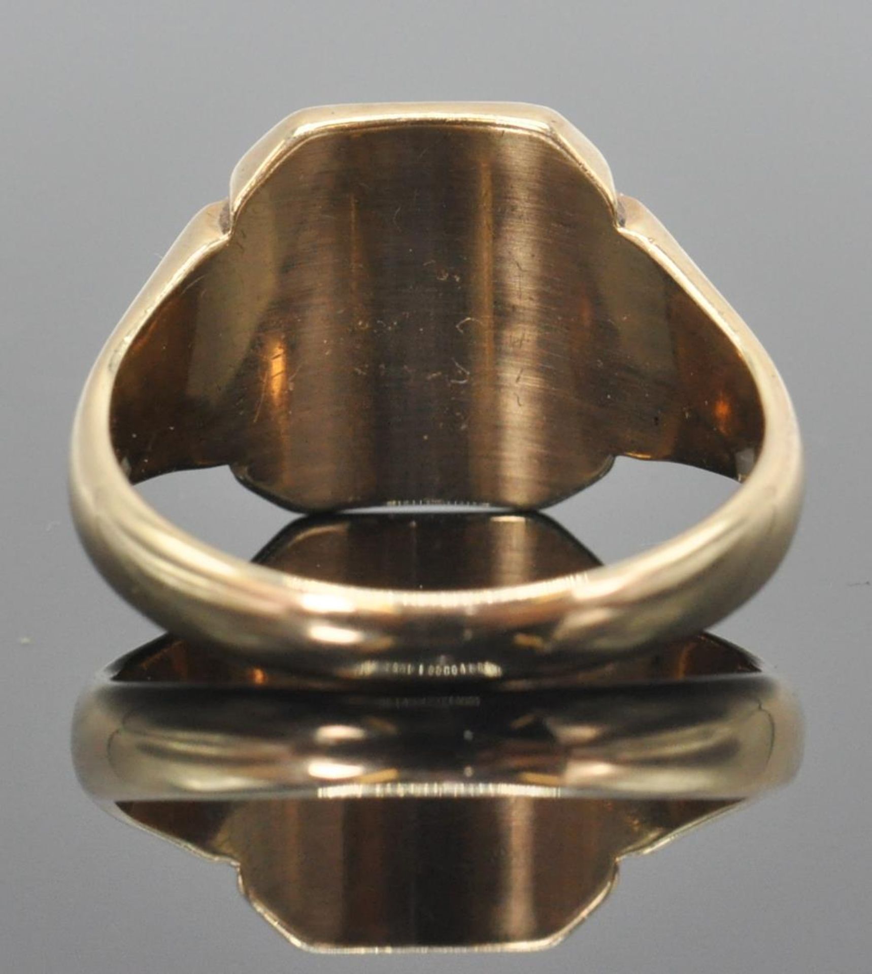 A hallmarked 9ct gold gentleman's signet ring having sunrise / sunburst decorated cartouche. - Bild 4 aus 6