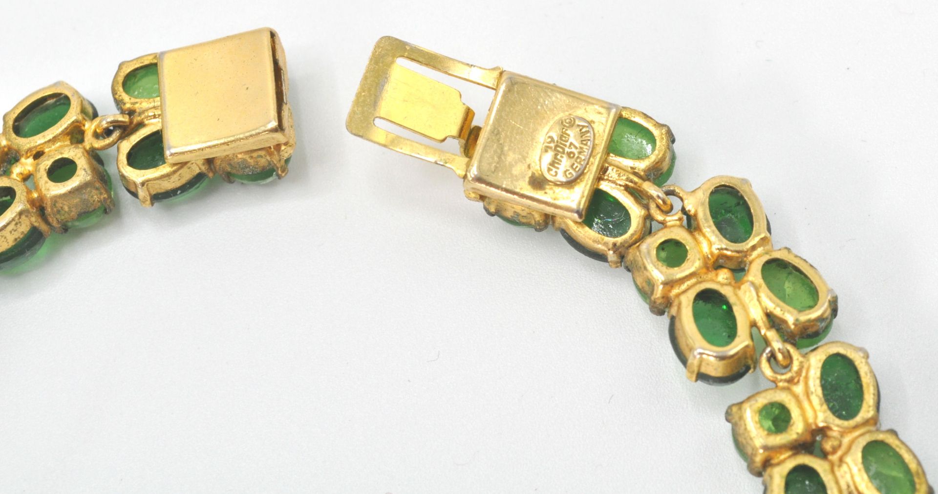 A signed mid century Christian Dior Bijoux Costume jewellery gilt metal and emerald cabochon glass - Bild 11 aus 12