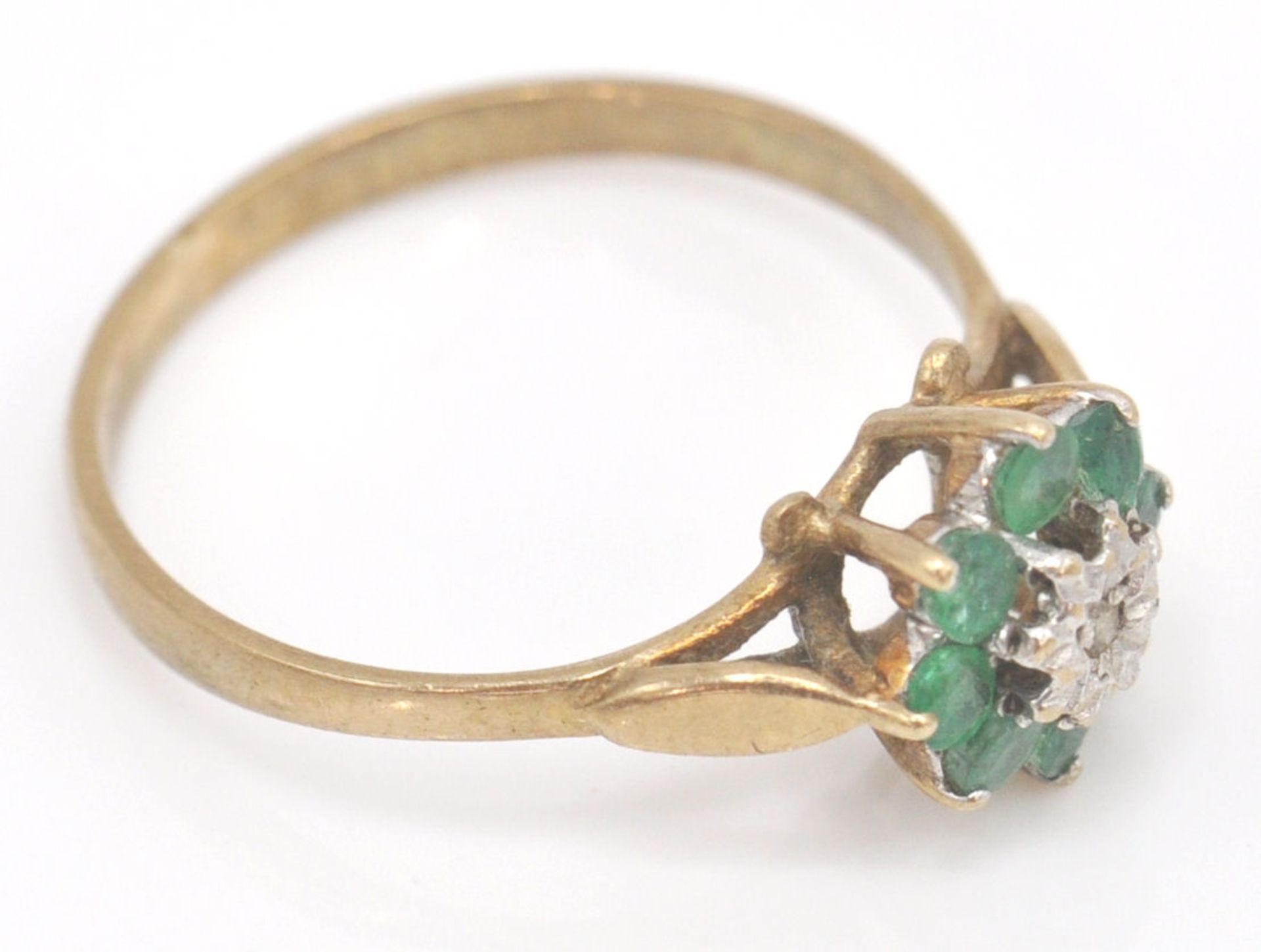 A 9ct gold emerald and diamond cluster ring. The ring with central  mixed cut diamond within a - Bild 2 aus 7