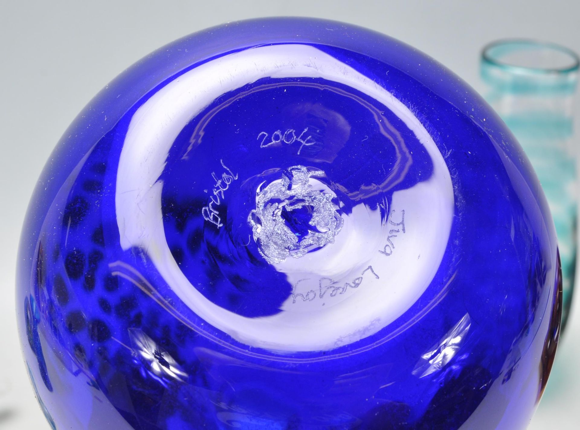 A Collection of retro vintage 20th Century studio art glass to include a Mdina blue swirl glass vase - Bild 9 aus 12