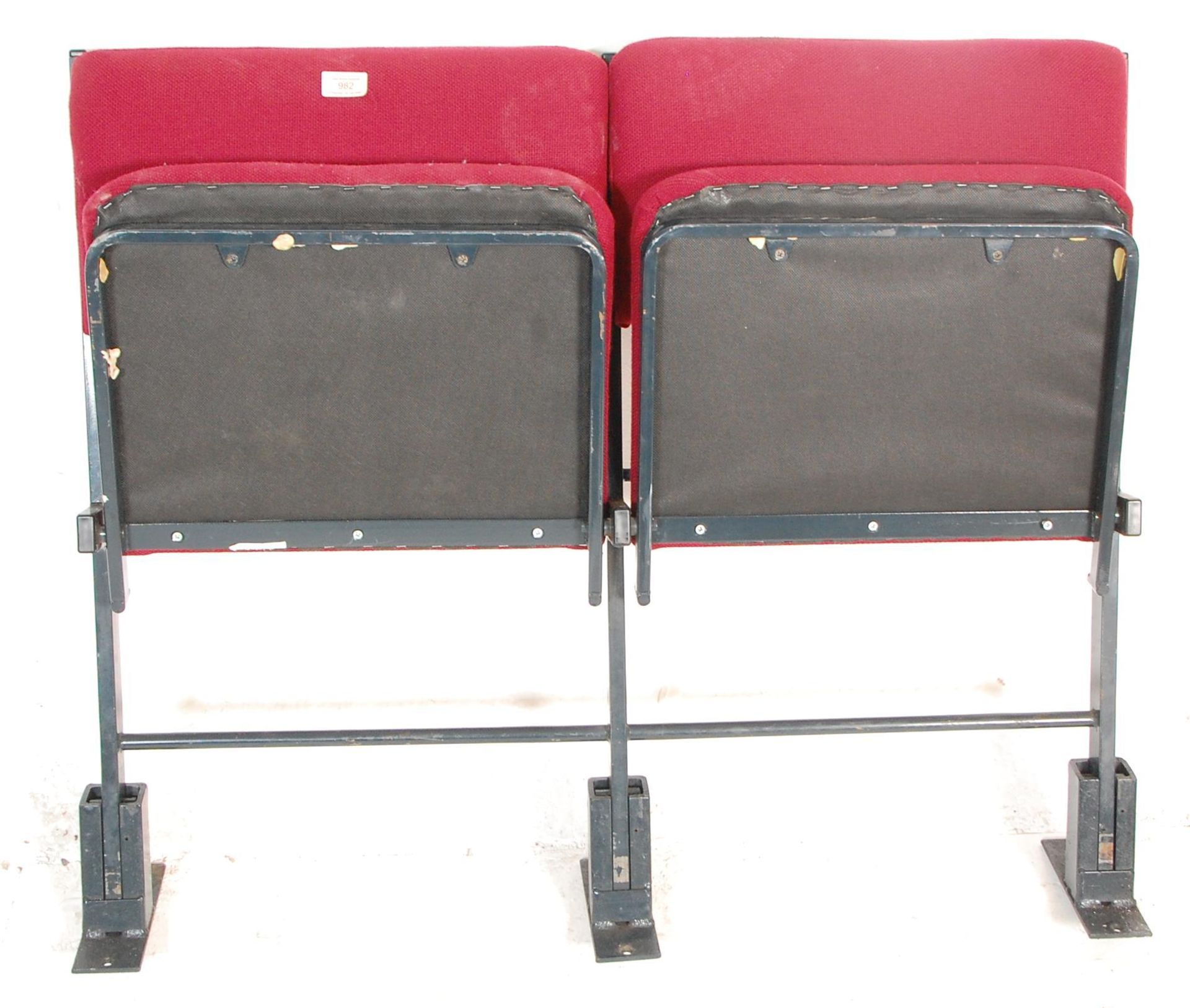 A set of two vintage retro 20th Century folding cinema / theatre chairs having red upholstered block - Bild 5 aus 7