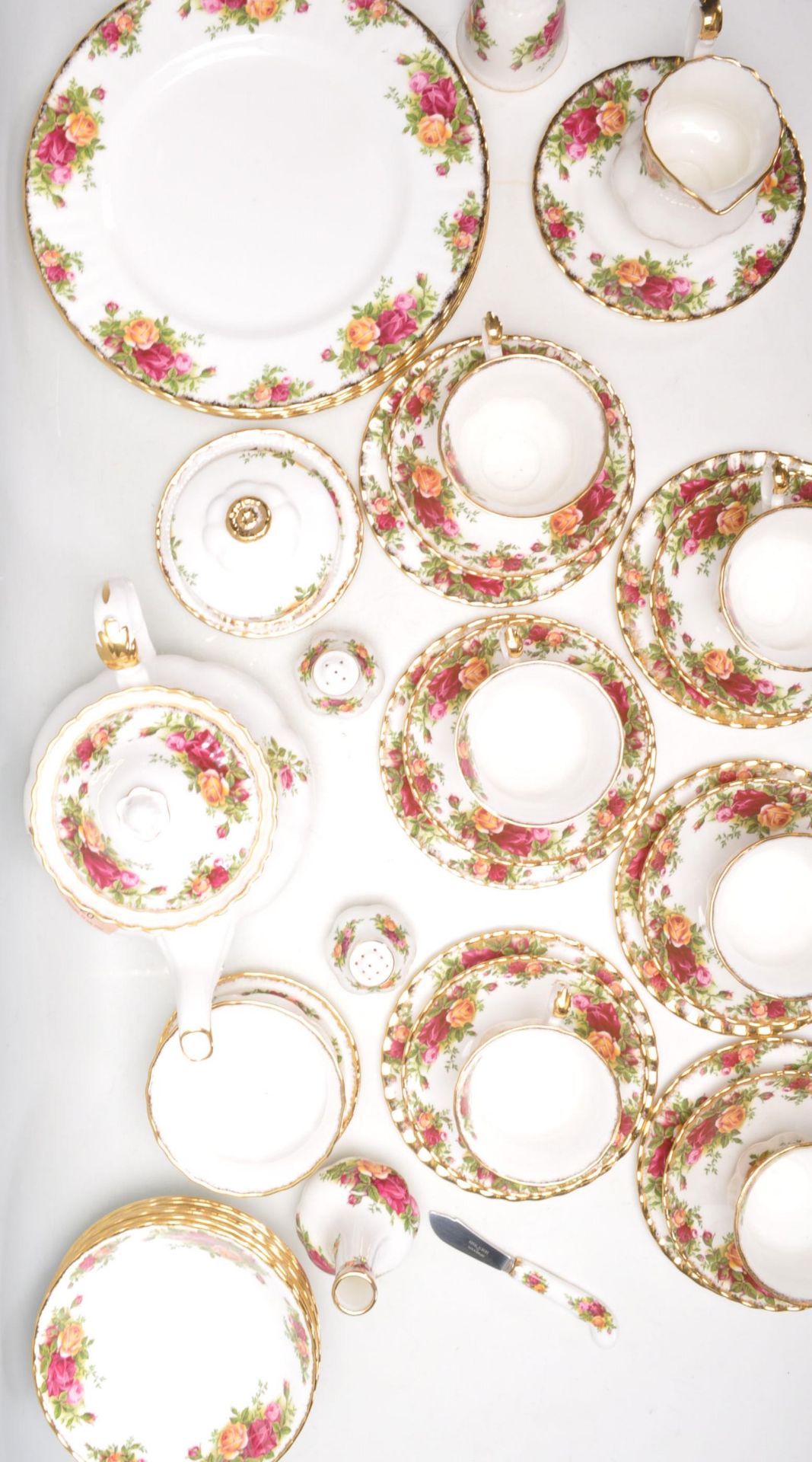 A Royal Albert bone china tea service in the Old Country Roses pattern to include a teapot, dinner - Bild 12 aus 13