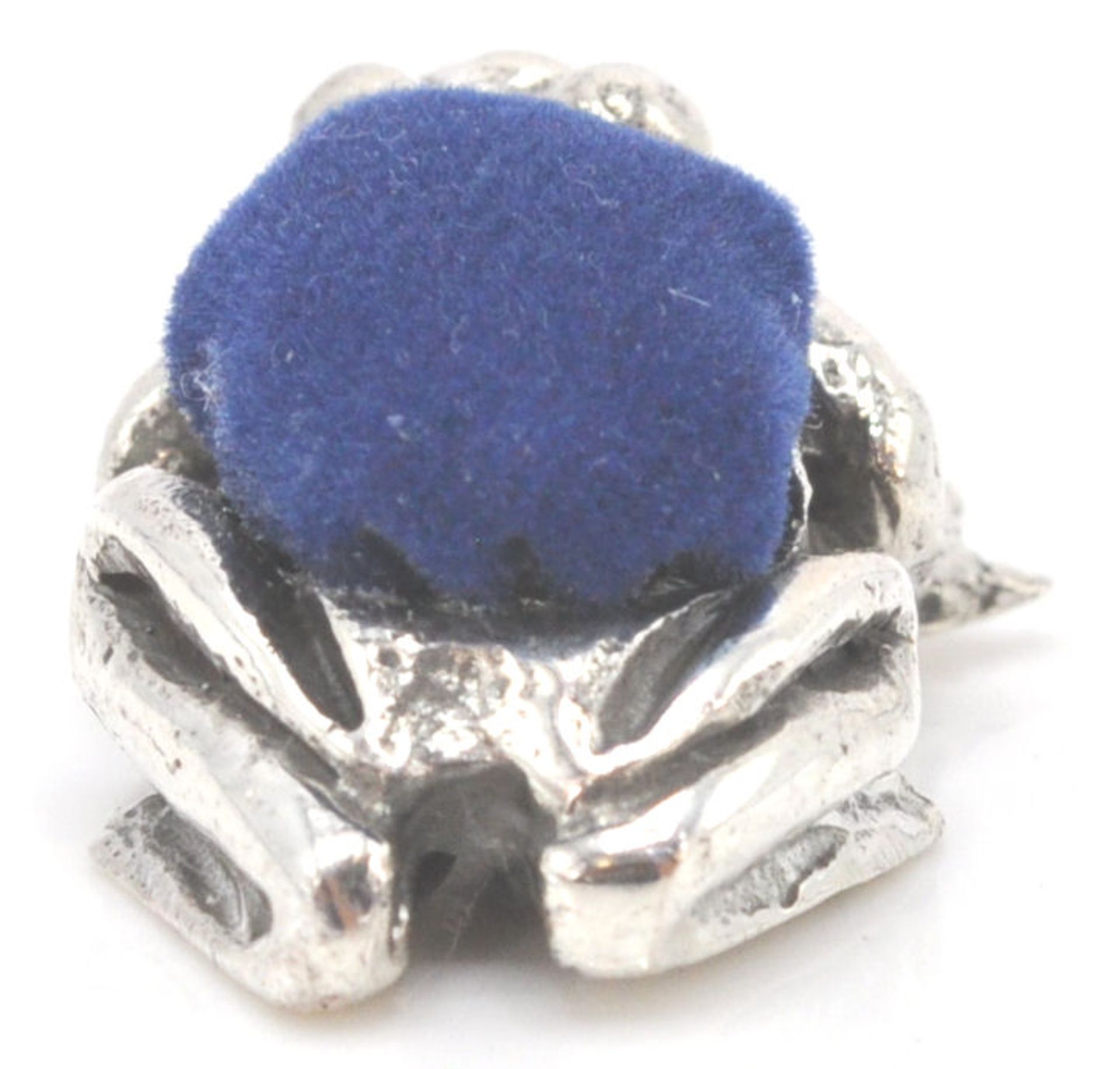 A stamped sterling silver pincushion in the form of an Amazonian treefrog with a blue velvet cushion - Bild 4 aus 7