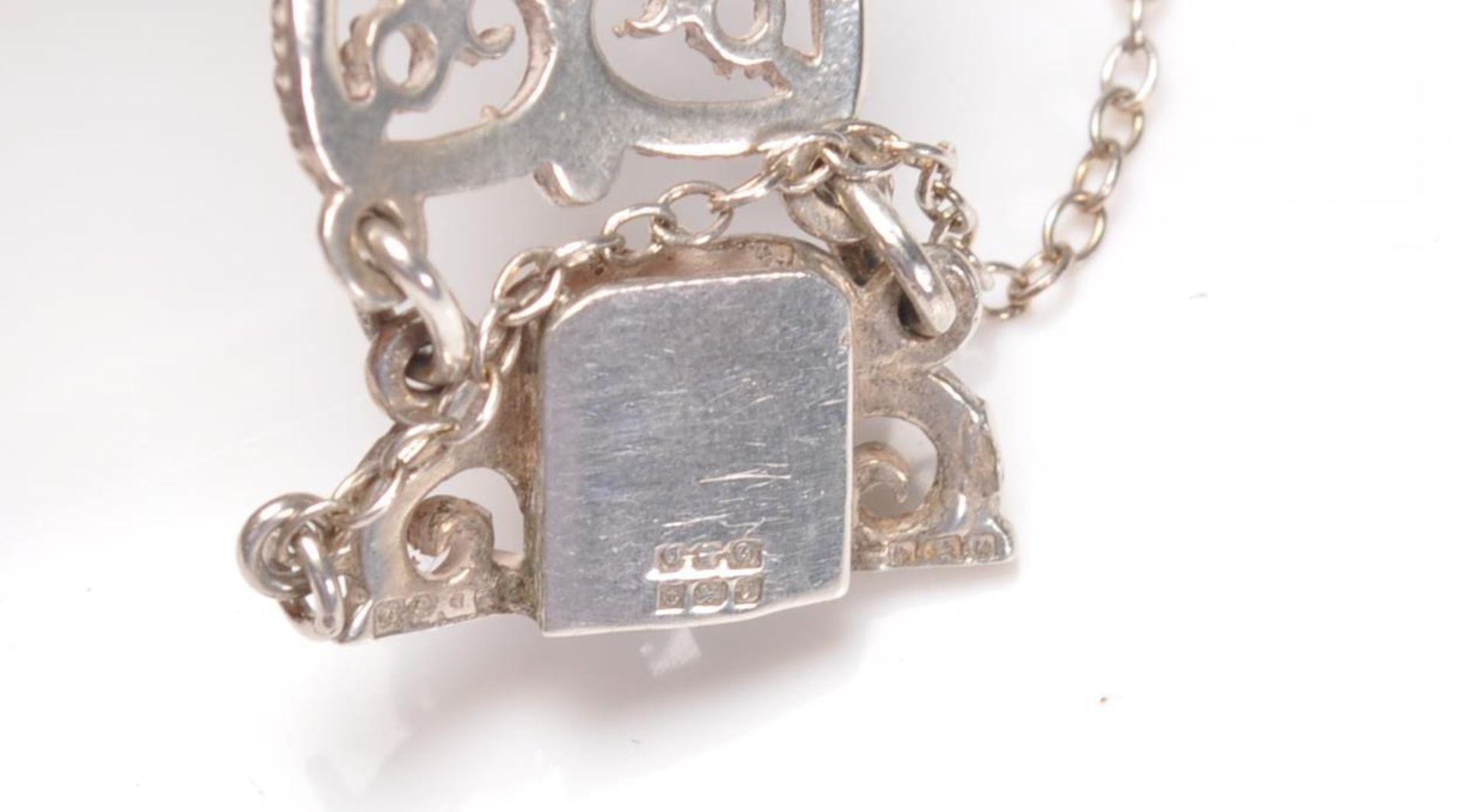 A good silver hallmarked bracelet having pierced floral panels with a push button clasp and safety - Bild 8 aus 8