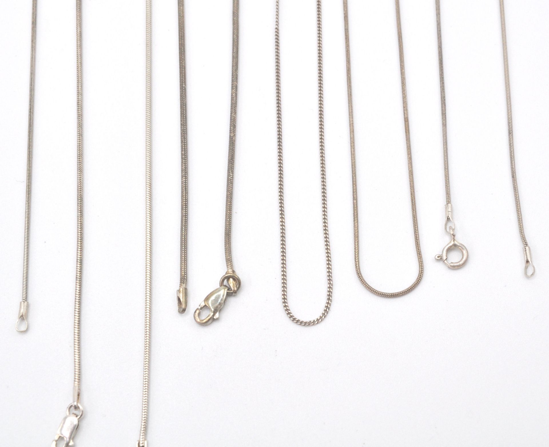 A collection of silver necklace chains, mostly fine linked with clasps. To also include a gilded - Bild 13 aus 13