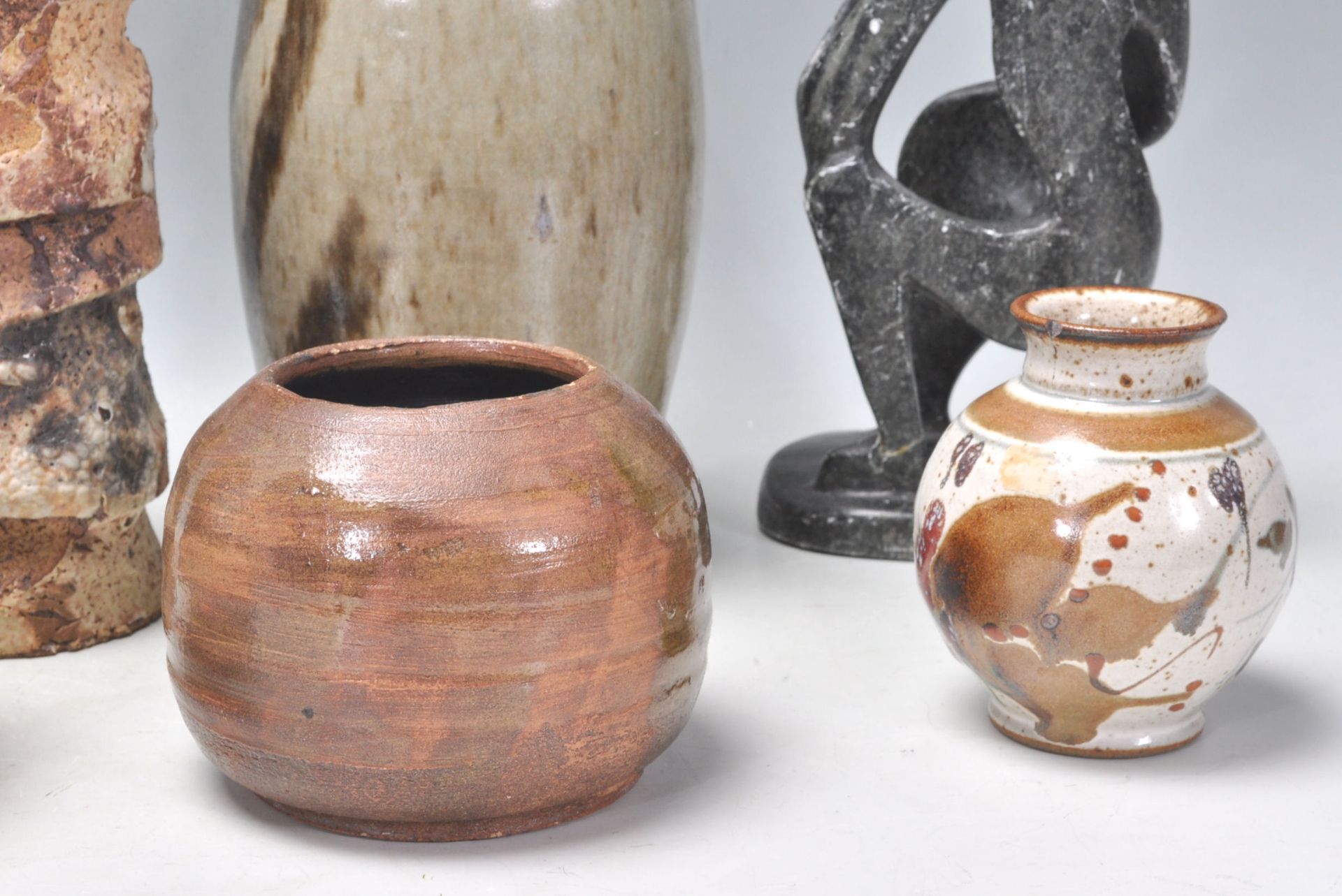 A mixed collection of Studio Art Pottery pieces to include a glazed bottle vase, chimney pot type - Bild 4 aus 11