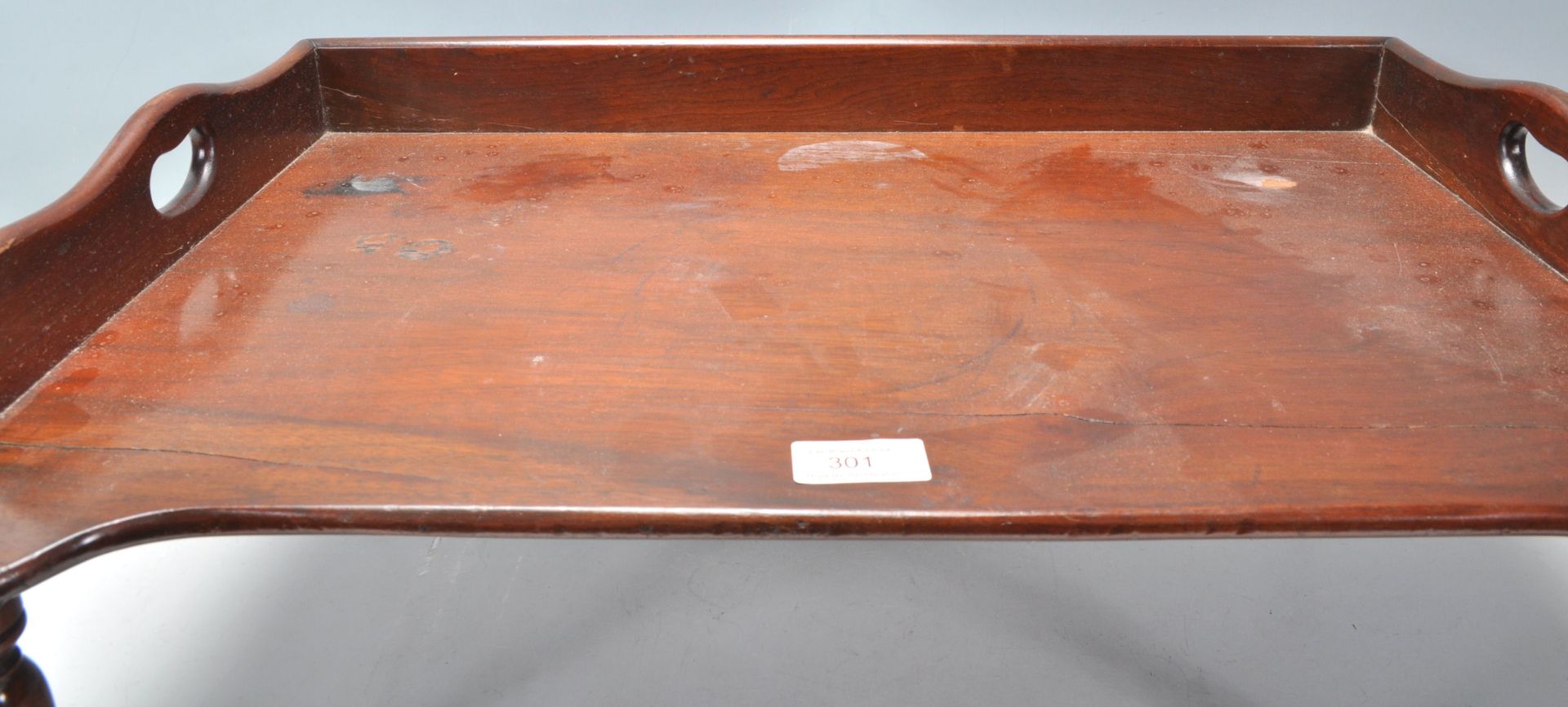 A 19th century Victorian mahogany butlers / breakfast tray with a raised  gallery back and edge with - Bild 4 aus 7