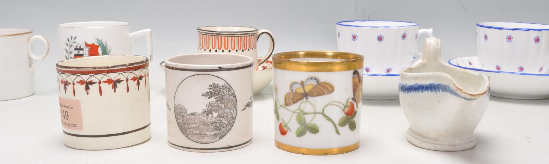 A collection of 18th and 19th century porcelain items to include teacups and saucers, coffee cans, - Bild 7 aus 15