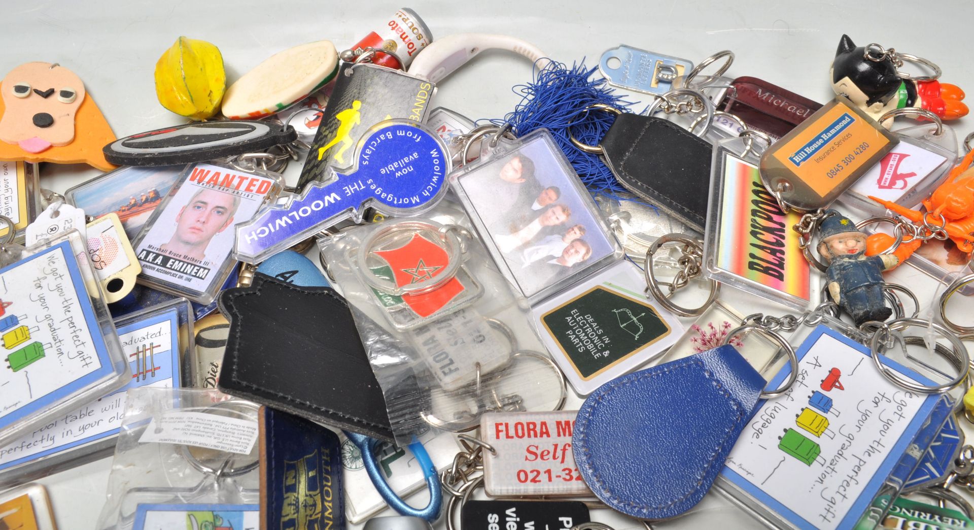 A large collection of assorted collectable / novelty key rings / key chains, including advertising - Image 5 of 8