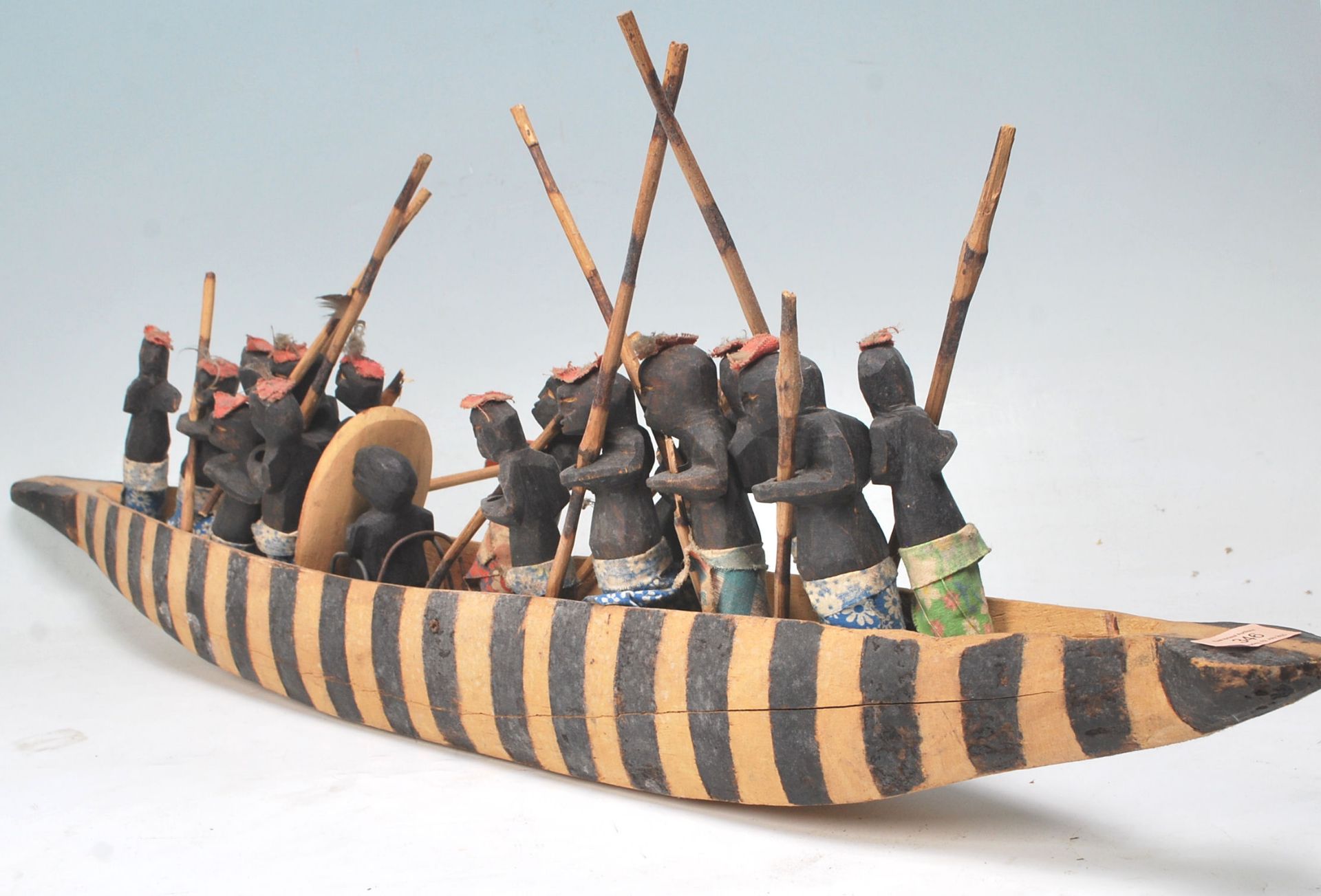 An African tribal carved wooden boat figurine complete with striped painted sides, complete with - Bild 9 aus 12