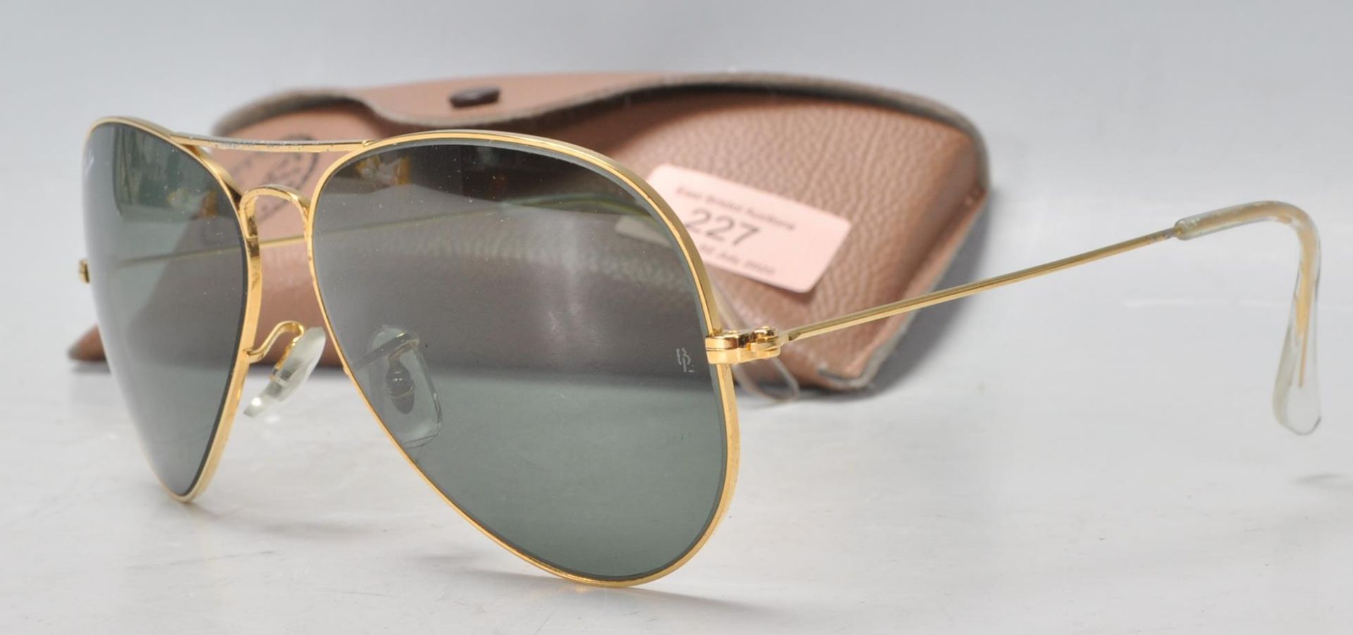 A pair of vintage gentlemen's Ray Ban aviator sunglasses having gilt wire frames and dark lenses, - Bild 2 aus 7