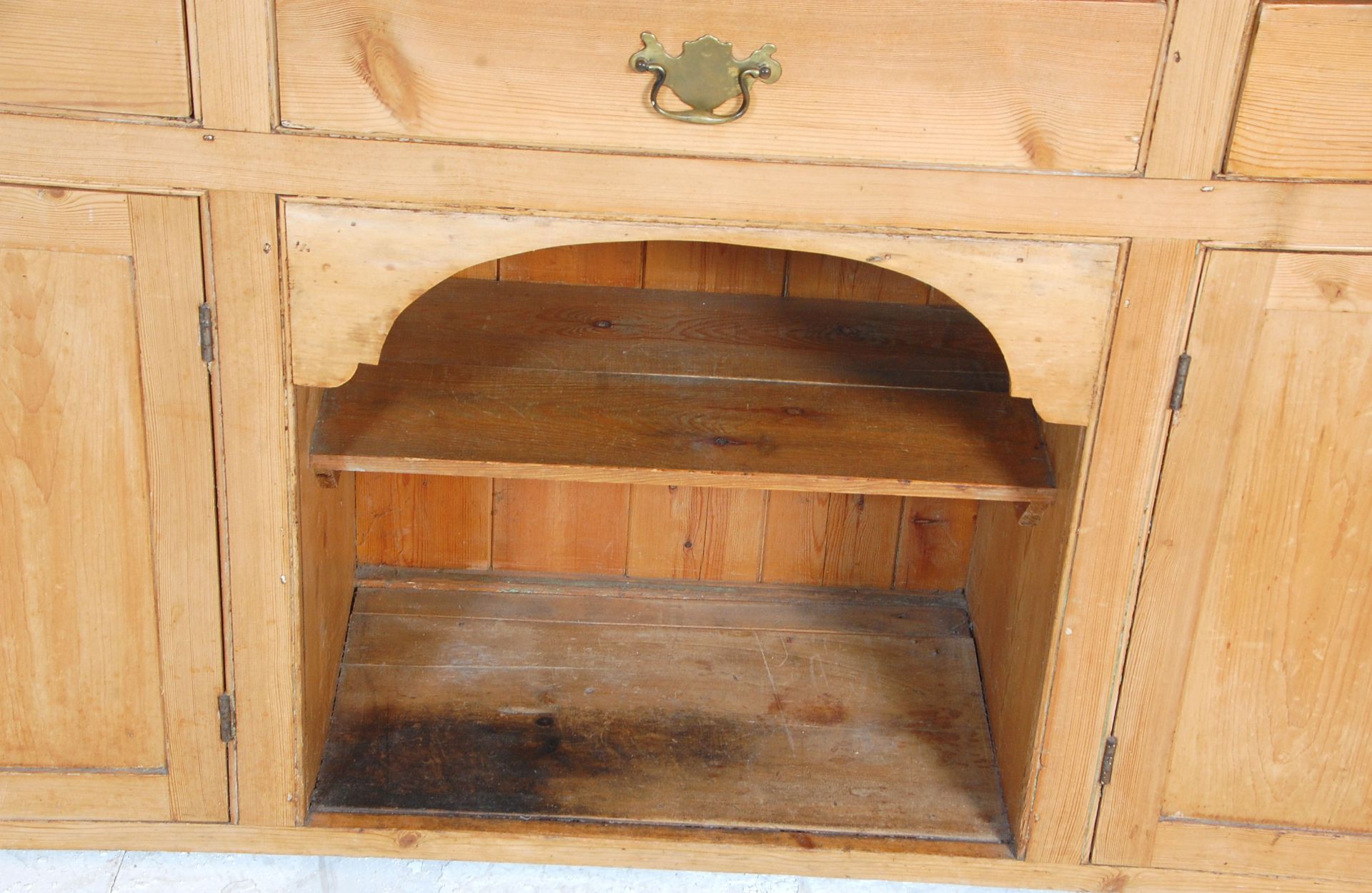 A large 19th Century Victorian large country pine Welsh dresser. The upright gallery top having - Bild 11 aus 12