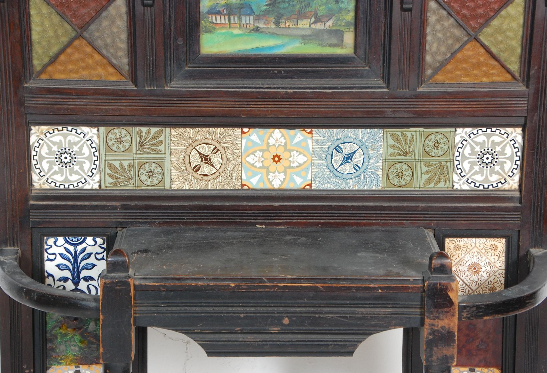 A 19th Century Victorian mahogany framed tiled hall stand with a carved pediment to the top, and a - Bild 3 aus 9
