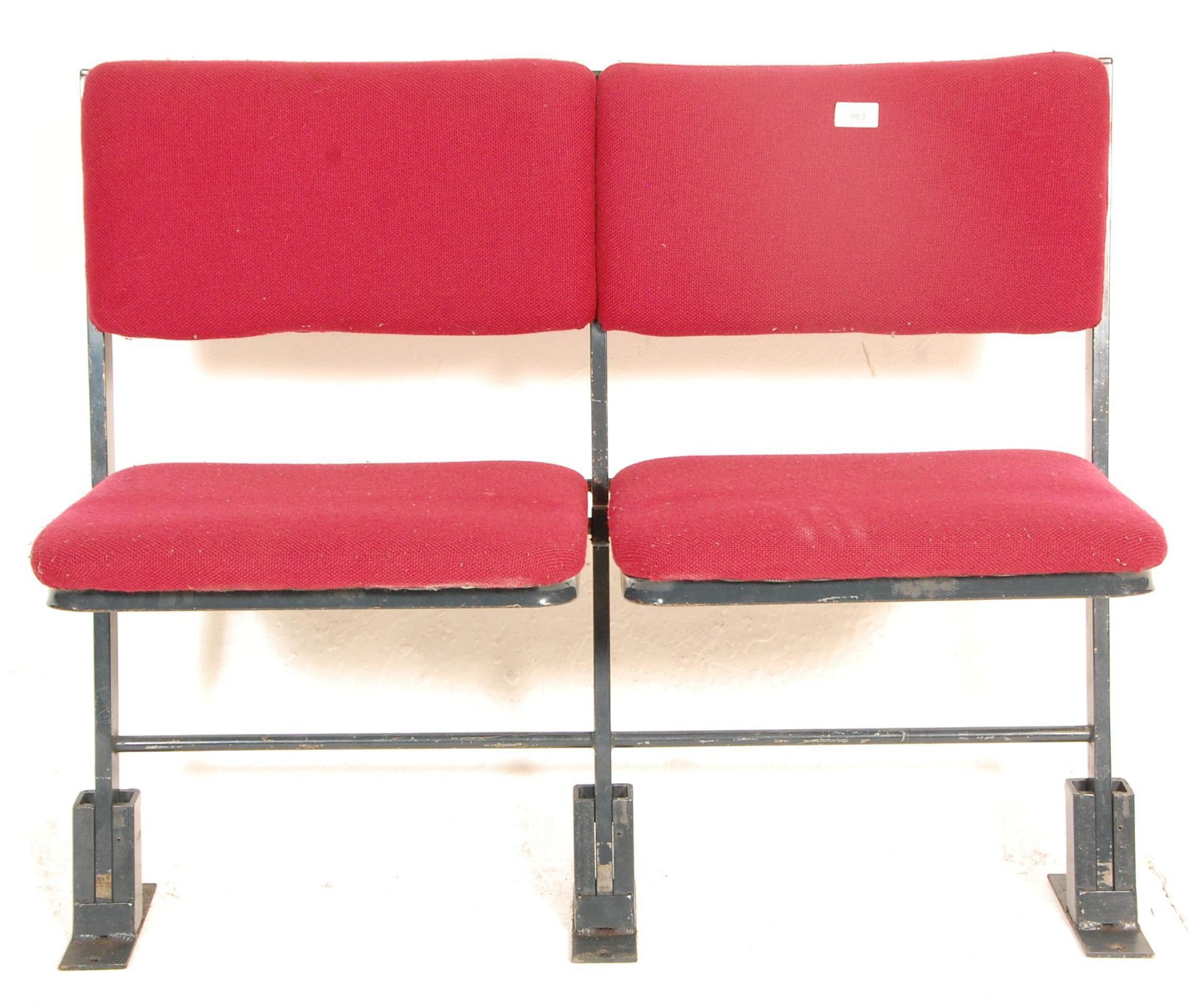 A set of two vintage retro 20th Century folding cinema / theatre chairs having red upholstered block - Bild 2 aus 7