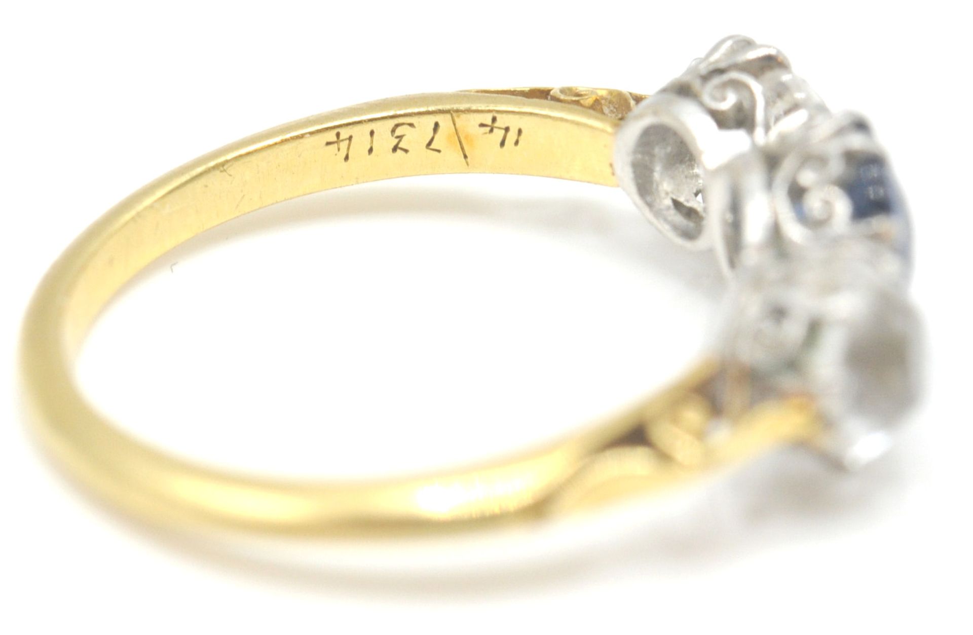 An Edwardian period 18ct gold and platinum 3 stone ring. The ring set with 3 paste stones of round - Bild 8 aus 8