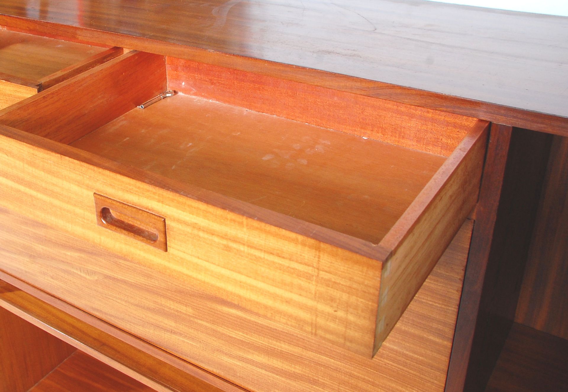 A brilliant mid 20th Century retro teak wood bureau desk / bookcase having two drawers above a - Bild 2 aus 7