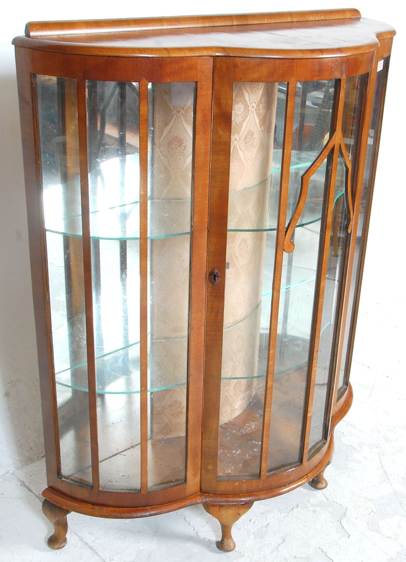 A 1930's Art Deco walnut veneered china display cabinet / vitrine. Raised on cabriole legs with - Bild 4 aus 8