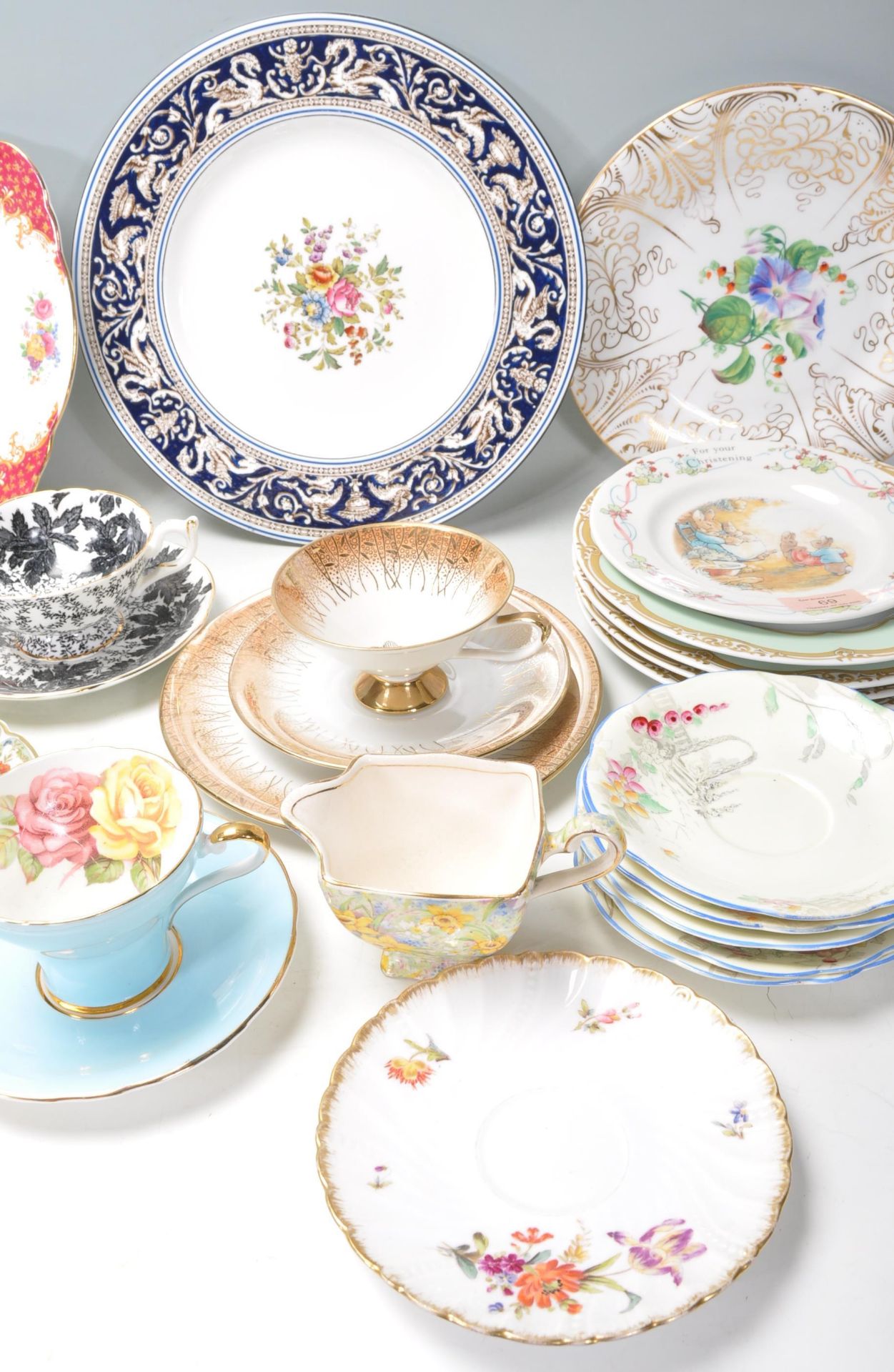 A collection of mixed vintage bone china tea service pieces to include Royal Albert Serena pattern - Bild 5 aus 21