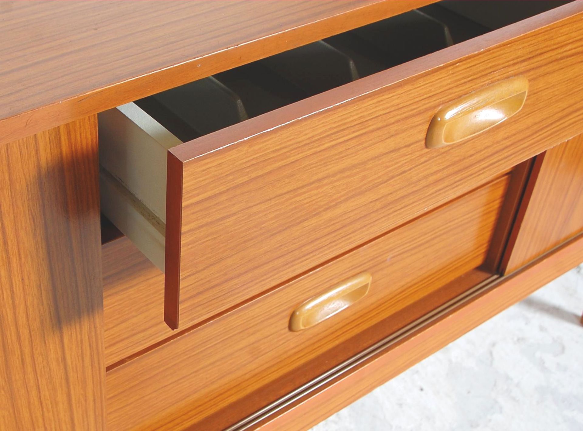 A vintage retro 20th Century teak veneered sideboard credenza having a central bank of four - Bild 4 aus 6