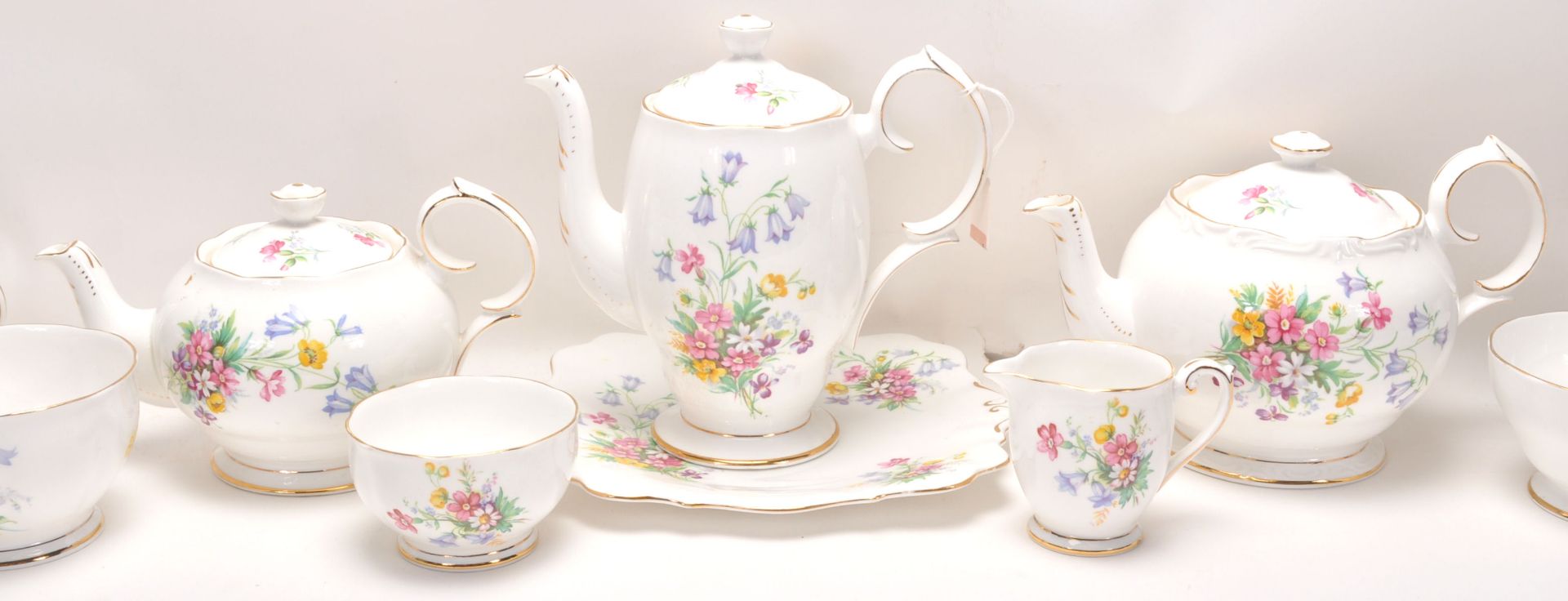 A Fine Bone China English tea service by Queen Anne China in the Old Country Spray pattern having - Bild 12 aus 15