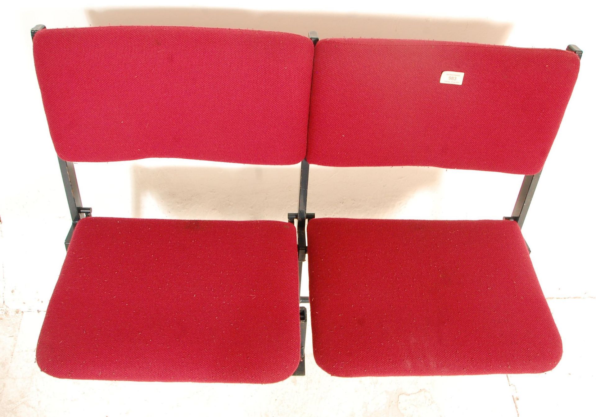 A set of two vintage retro 20th Century folding cinema / theatre chairs having red upholstered block - Bild 5 aus 7