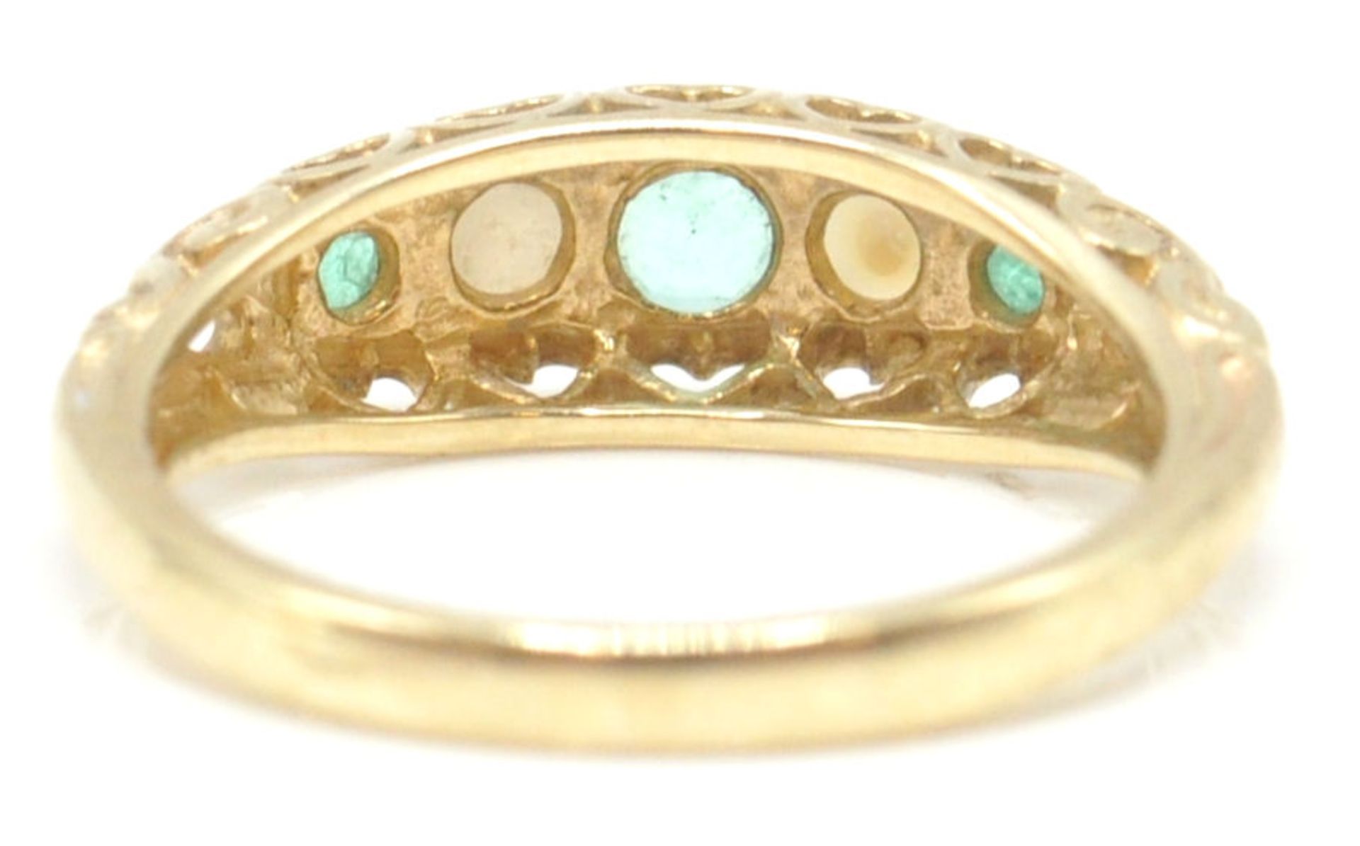 2 9ct gold hallmarked rings. To include a 9ct Birmingham hallmarked emerald and half pearl ring - Bild 5 aus 16