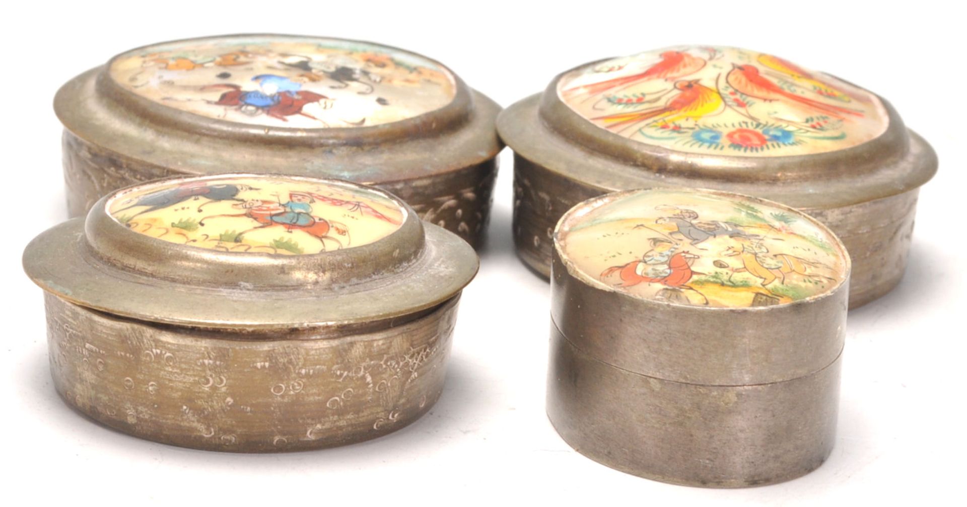 A group of early 20th Century vintage white brass Chinese compacts / trinket pots, three of - Bild 6 aus 7