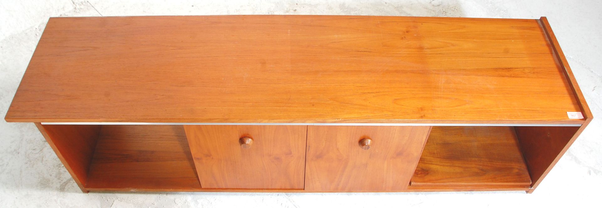 A low mid 20th Century retro teak wood unit / sideboard having sliding doors across open sections - Bild 4 aus 5