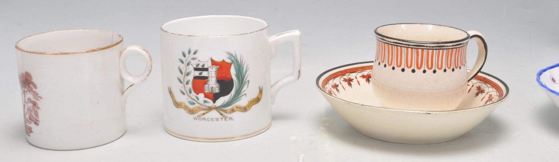 A collection of 18th and 19th century porcelain items to include teacups and saucers, coffee cans, - Bild 12 aus 15