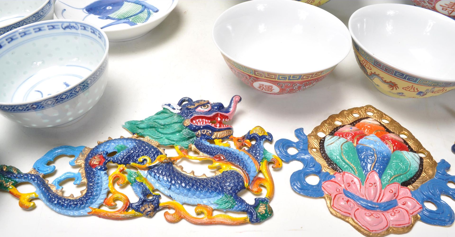 A collection of 20th Century Chinese / Japanese blue and white rice bowls with floral and plantain - Bild 10 aus 12