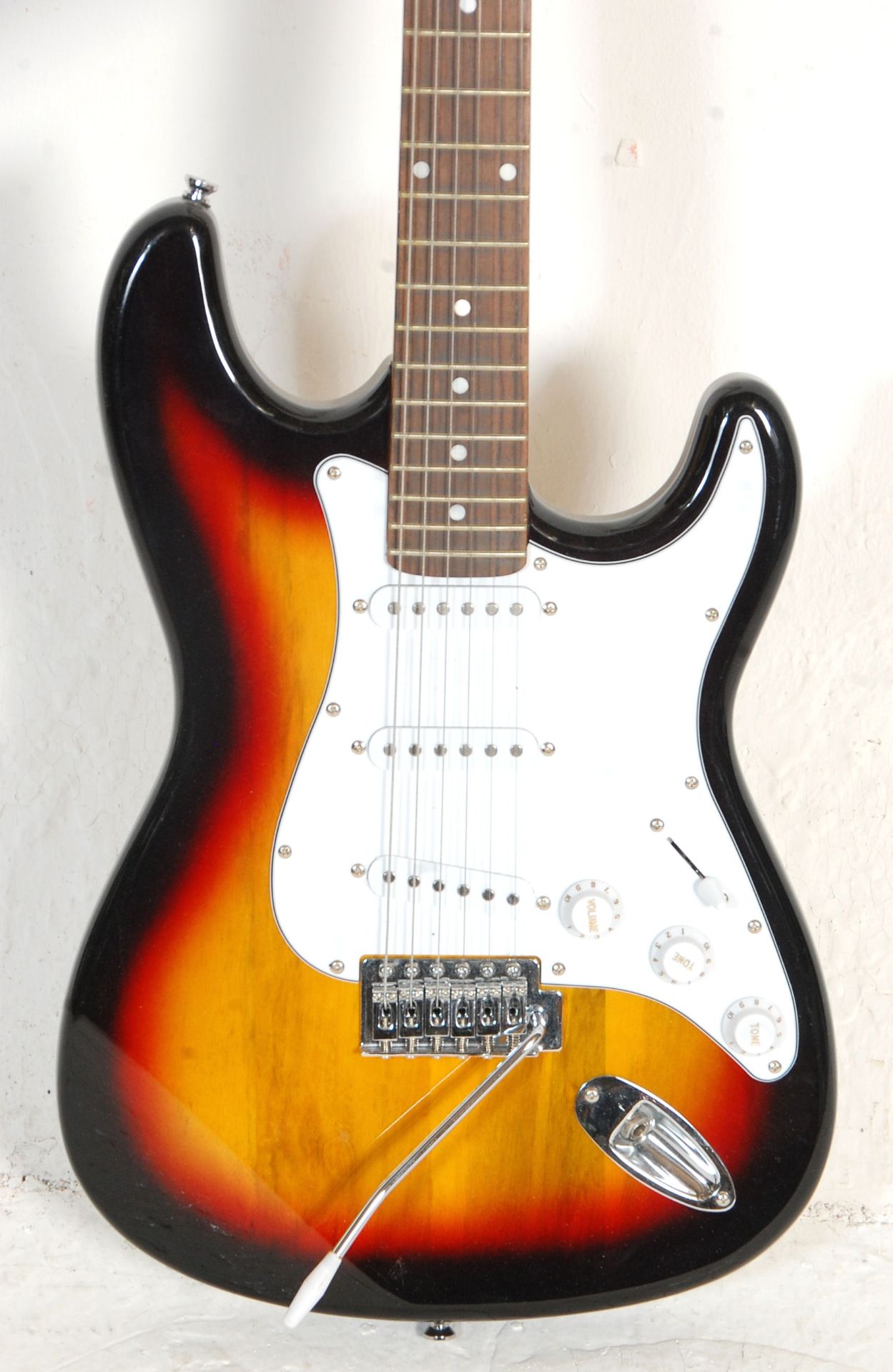 A good Fender Stratocaster style six string electric guitar having three control knobs with a - Bild 6 aus 7