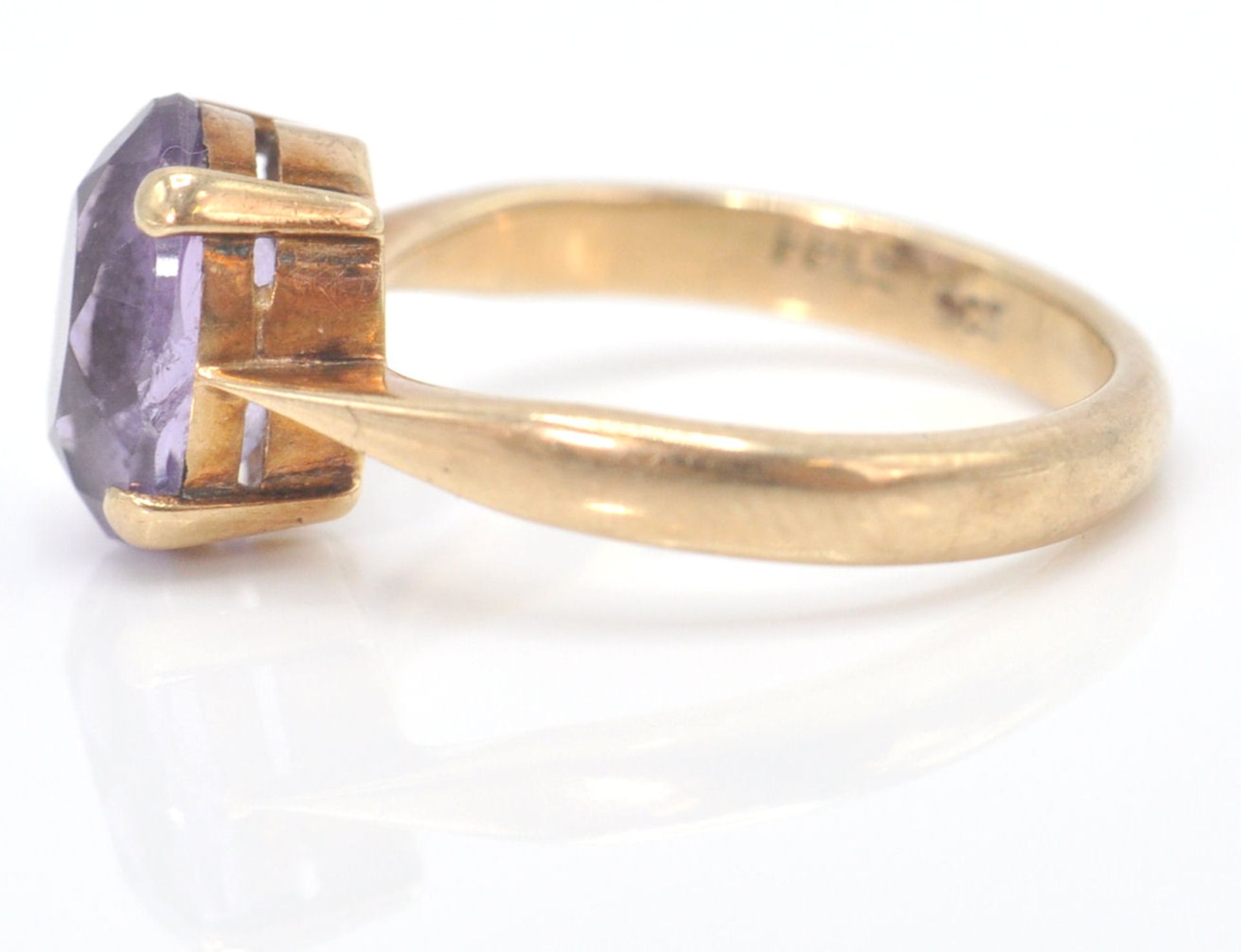 A hallmarked 9ct gold and amethyst single stone ring. The ring set with oval facet cut amethyst in - Bild 6 aus 15