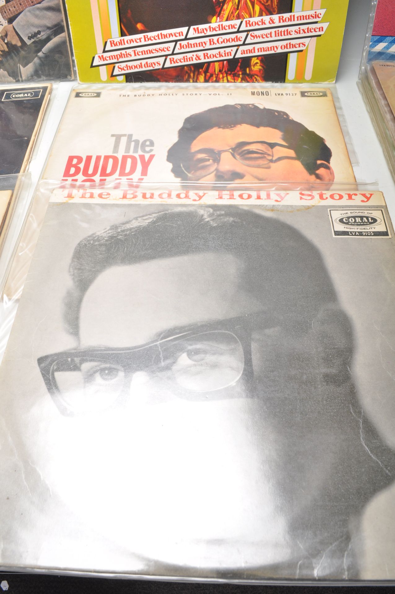 A group of vinyl long LP record albums to include The "Chirping" Crickets, multiple Buddy Holly - Bild 4 aus 5