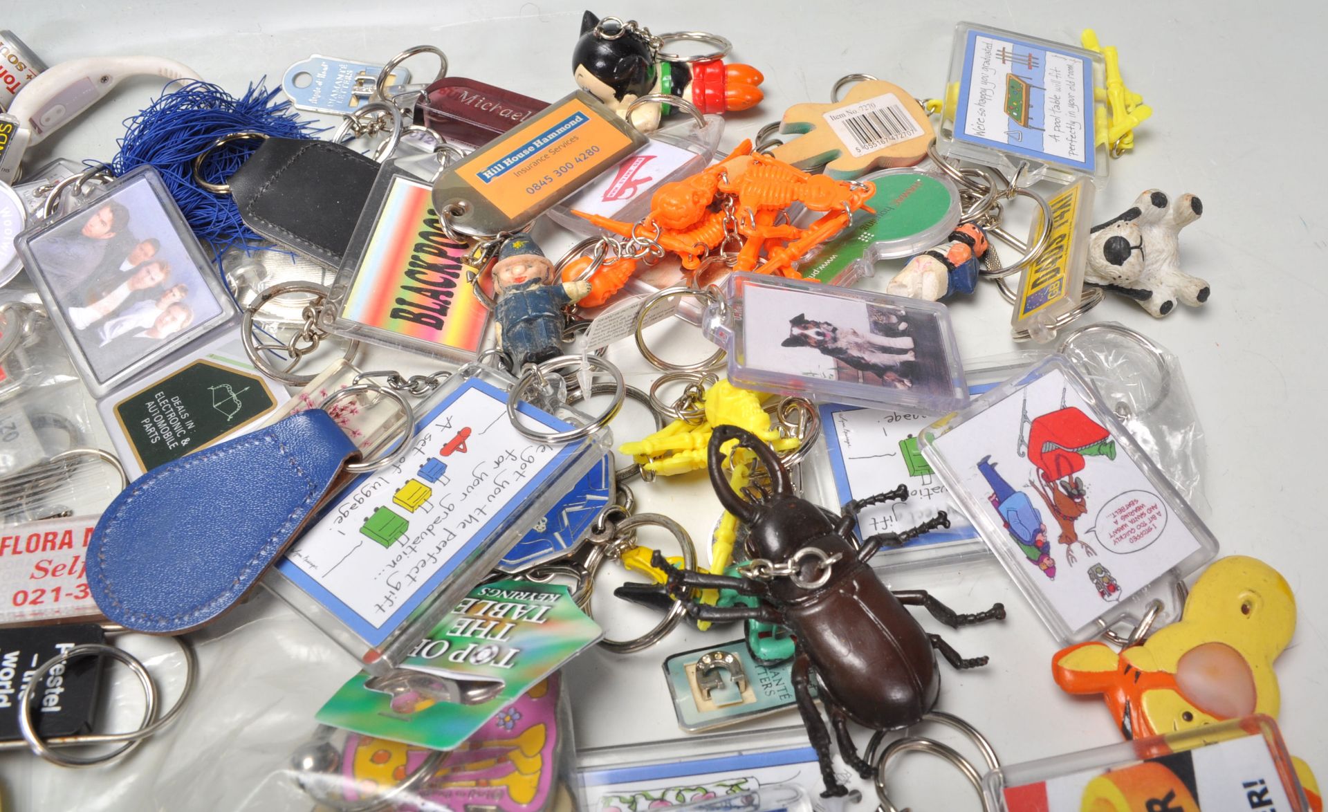 A large collection of assorted collectable / novelty key rings / key chains, including advertising - Image 6 of 8