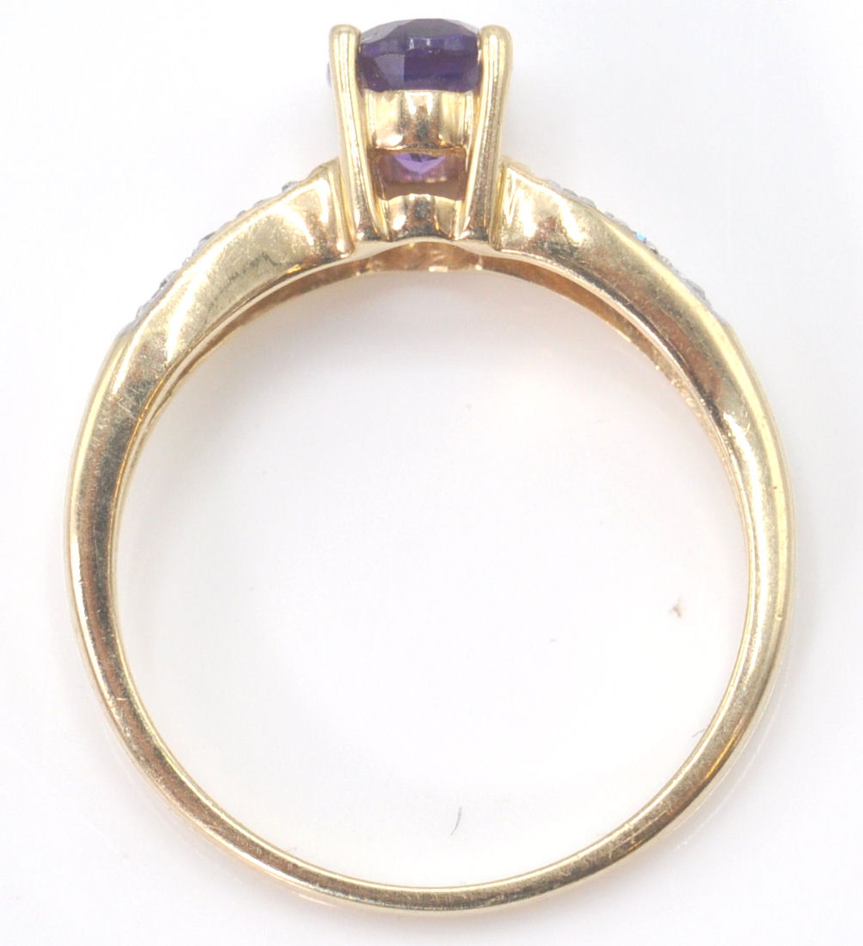 A 9ct gold hallmarked amethyst and white stone ring. The oval mixed cut amethyst with white stones - Bild 6 aus 7