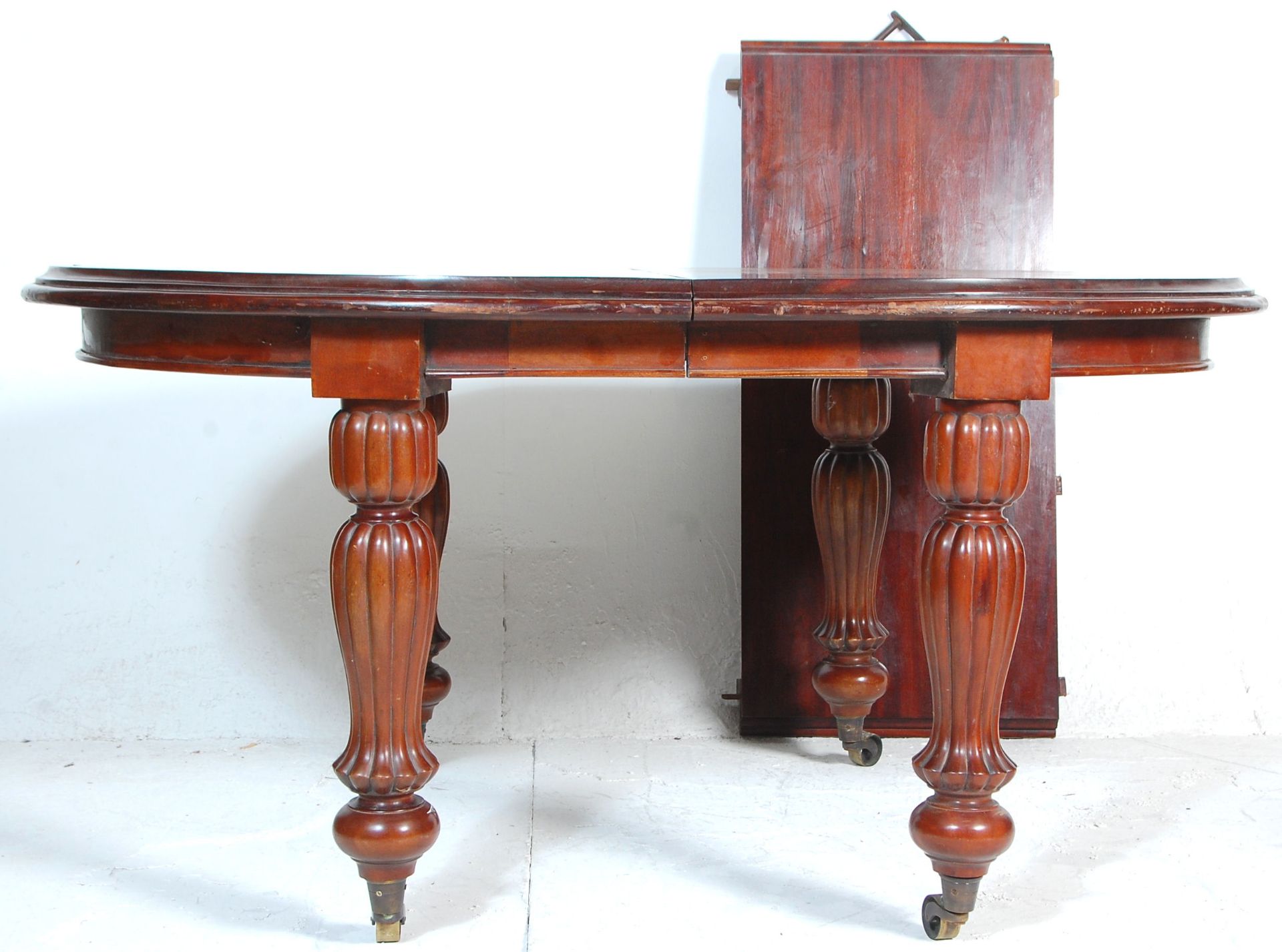 A good Victorian revival mahogany extending dining table in the William IV manner. Raised on - Bild 2 aus 5