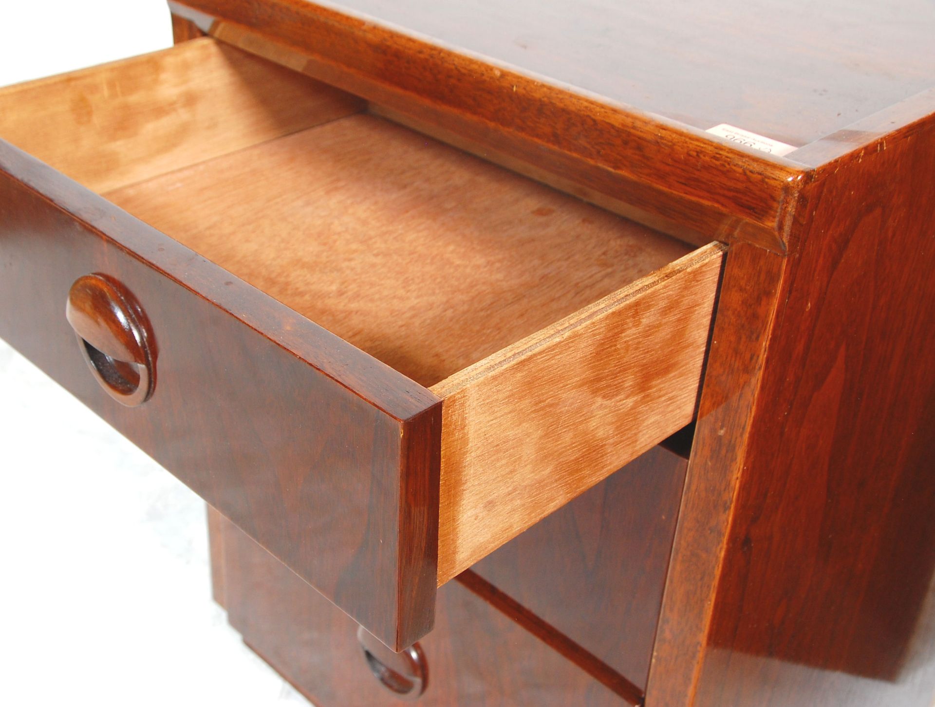 A good pair of retro mid 20th Century teak bedside chests / tables having three graduating drawers - Bild 5 aus 8