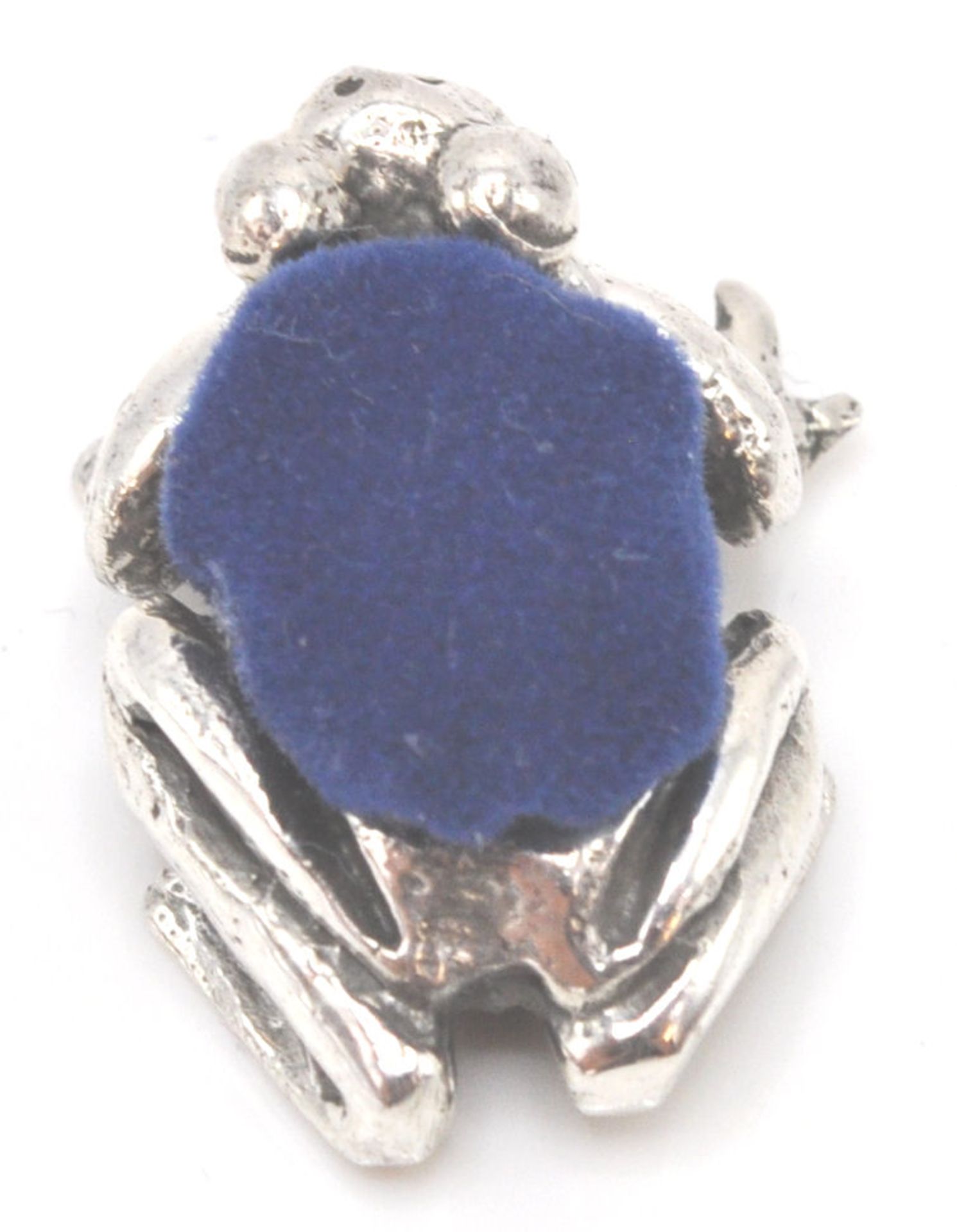 A stamped sterling silver pincushion in the form of an Amazonian treefrog with a blue velvet cushion - Bild 6 aus 7