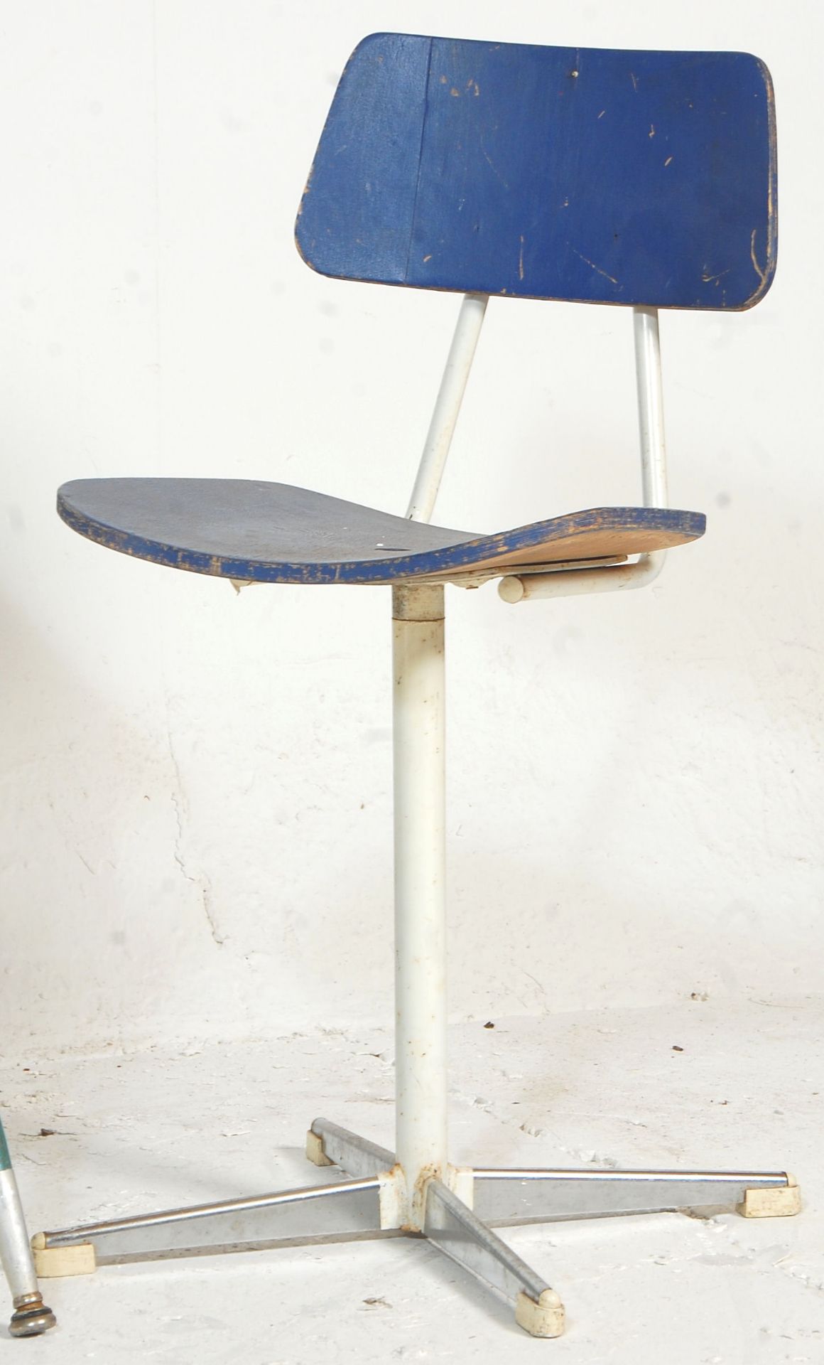 A mid century retro Industrial tubular metal and plywood childrens school desk. The tubular metal - Bild 3 aus 6