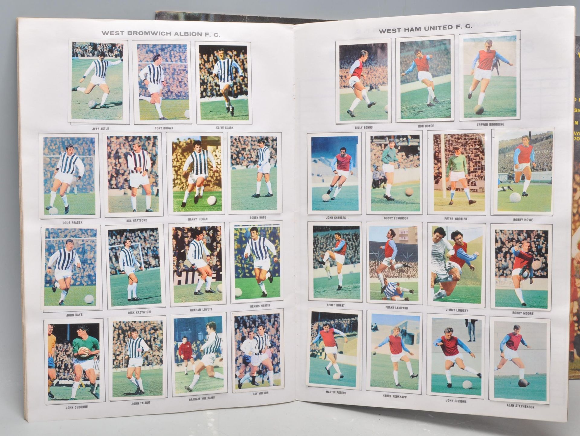 A group of three vintage football Soccer Stars sticker albums to include Gala Collection 1970/71, - Bild 25 aus 49