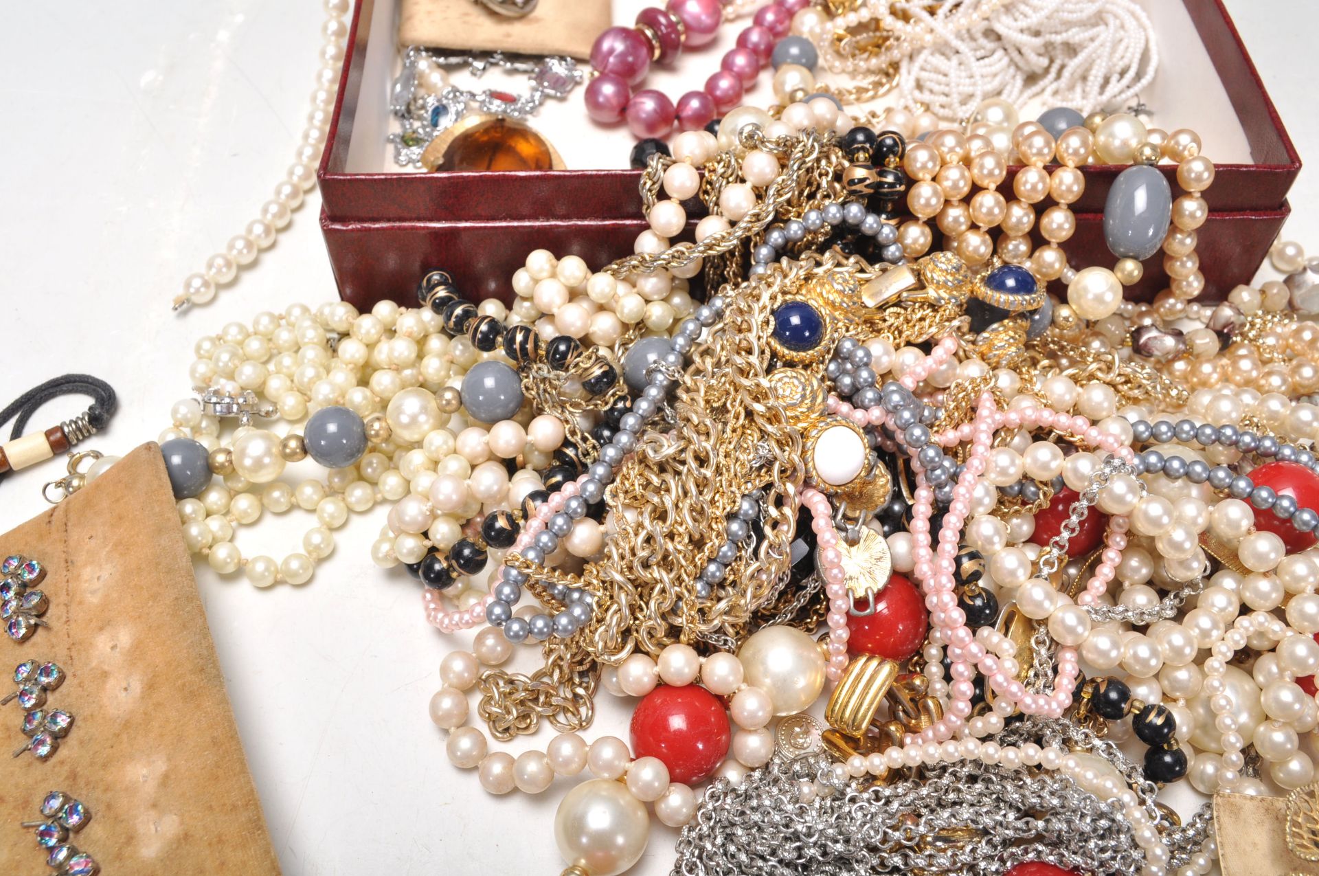 A collection of vintage costume jewellery to include mid Century gilt brooches and earrings - Bild 2 aus 7